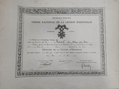 老王徽章第162期 - 法国军官级荣誉军团勋章证书    三共时期1930年获得    获得得主为莱昂·诺埃尔（Léon Noël）是一位法国外交官、政治家、实业家和散文家，二战前1935-1940任驻波兰大使，1940年代表法国外交部在贡比涅森林谈判拒绝对德投降签字后被撤换，之后加入法国抵抗组织成为一名戴高乐主义者，战后于1959-1965任首任五共宪法委员会主席     获得大十字级荣誉军团勋章