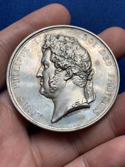 《竞宝斋》第436场 周日，周一2场连拍 （全场包邮） - 法国米勒库尔农业评比会纪念大银章 64.5克 51mm 带原木盒 船首银标