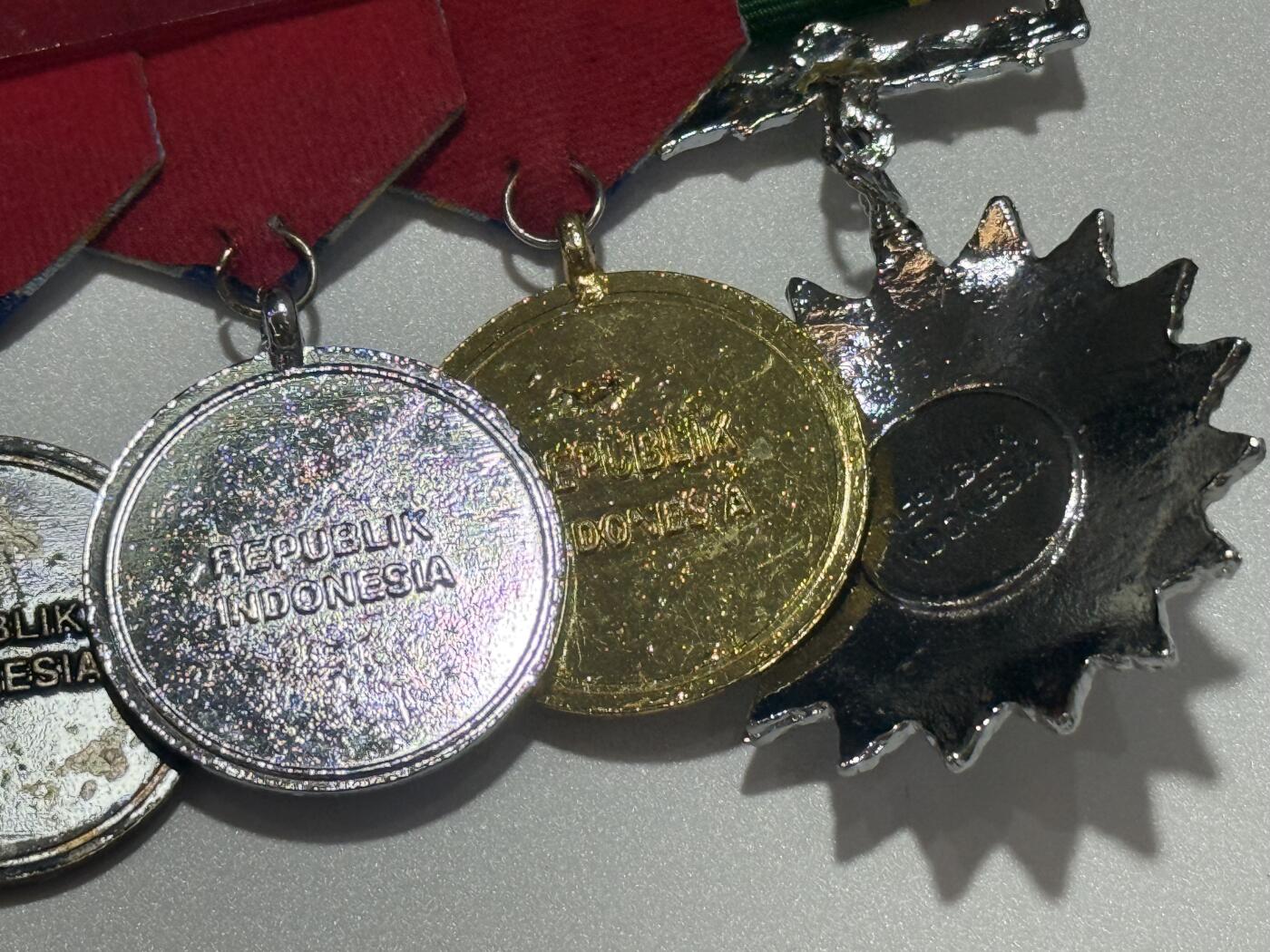 韵星假日精品2025秋季军品类拍卖会-- Rimey Holidays Boutique 2025 Autumn Militaria Sale 印度尼西亚4r联排--三级卡蒂卡挨卡拉克西（三军团结）之星勋章，金银铜三级国防军优秀服务奖章