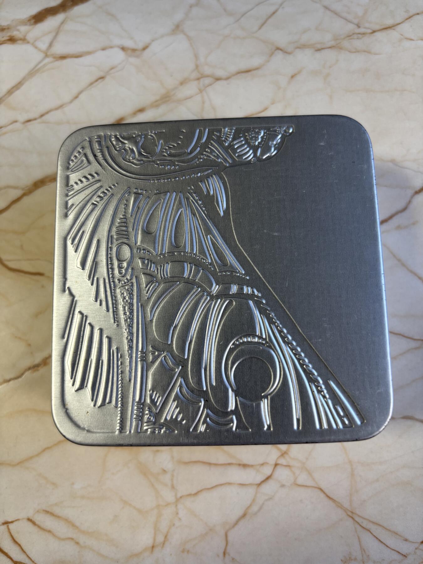 第181期拍卖 坦桑尼亚2018年珍稀濒危昆虫鬼脸天蛾2盎司银币，999银，发行量999枚，塑料盒有破