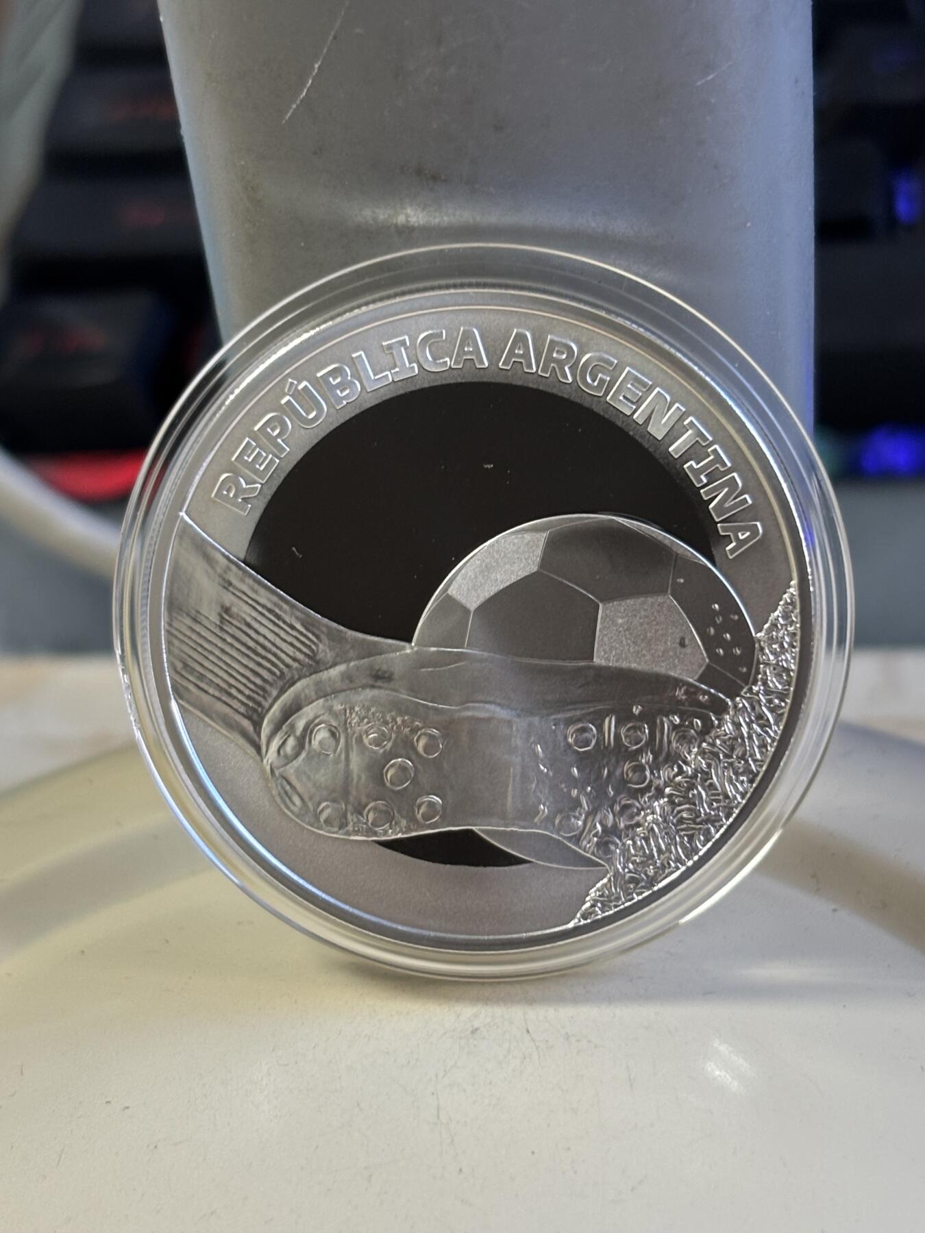 第181期拍卖 阿根廷2021年卡塔尔2022足球世界杯精制纪念银币,925银，27克，发行2500枚，有2点小丝