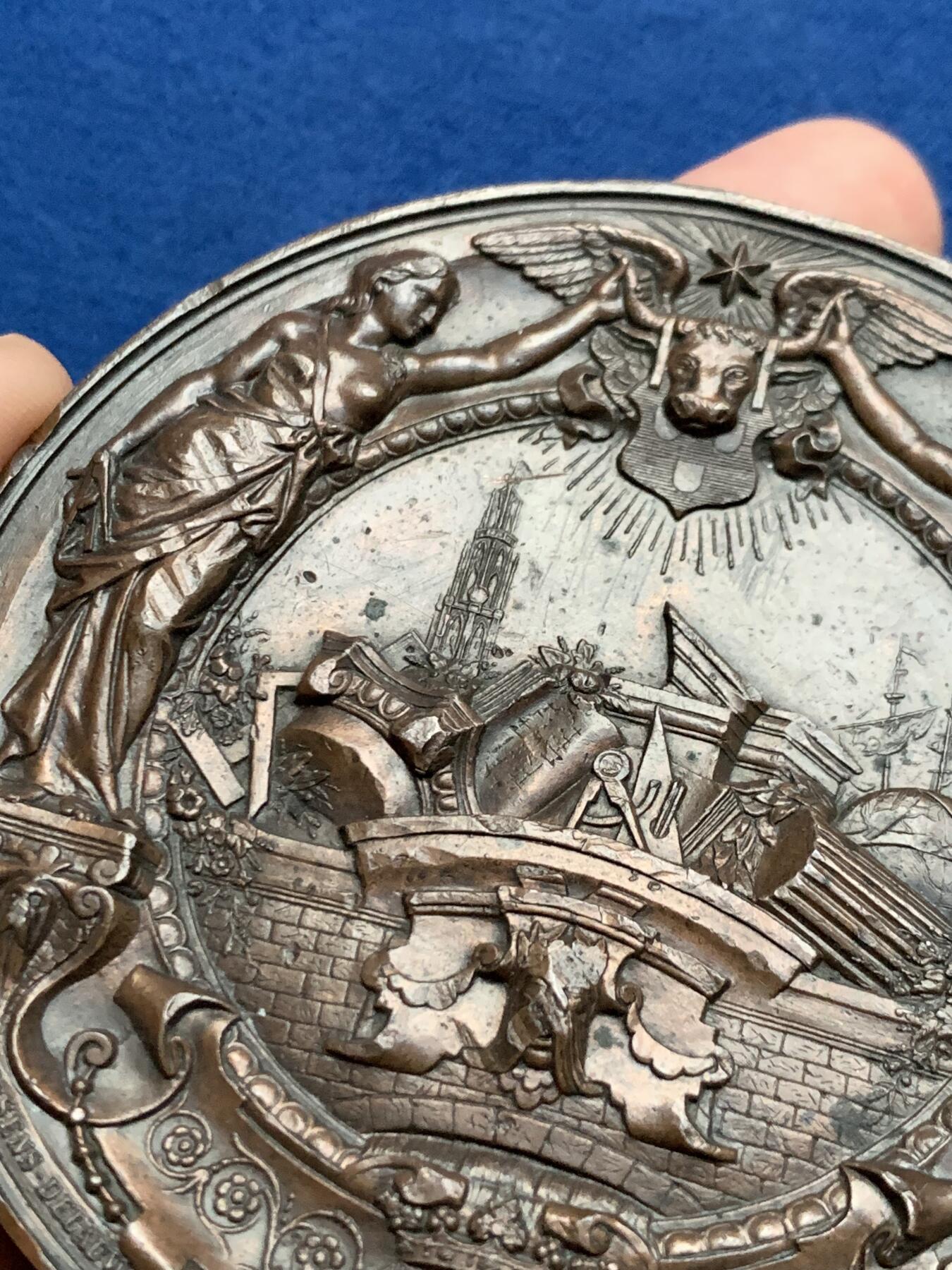 《竞宝斋》第436场 周日，周一2场连拍 （全场包邮） 比利时安特卫普建筑师协会纪念大铜章 233克 79.5mm 、 高浮雕 细节见图