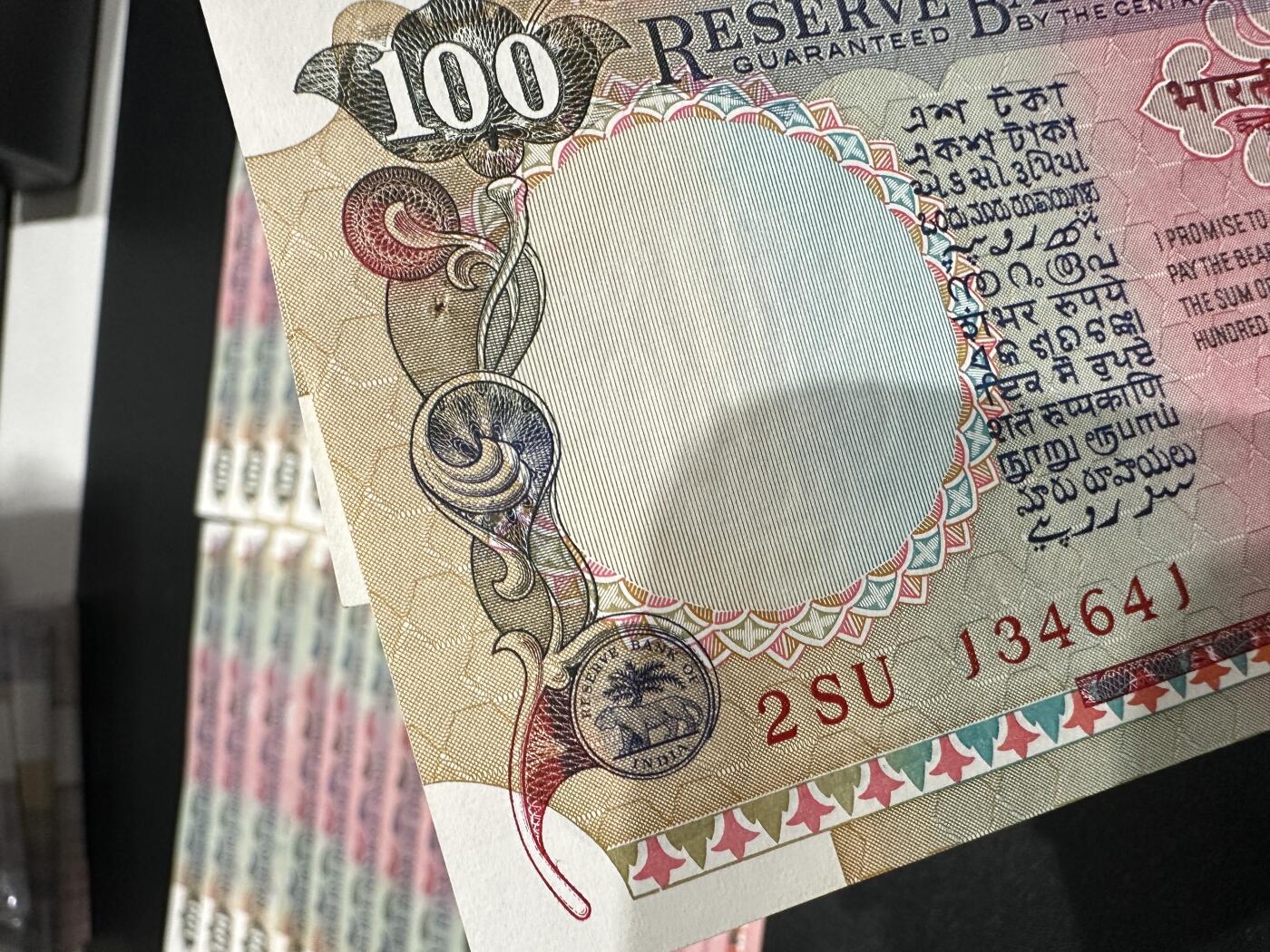 《外钞收藏家》第五百八十三期（精选场）（本期拍品丰富）（本平台长期征集拍品、欢迎藏友们联系合作） 印度100卢比 25张连号 有针孔 角不绝 有几张有黄斑 品相如图