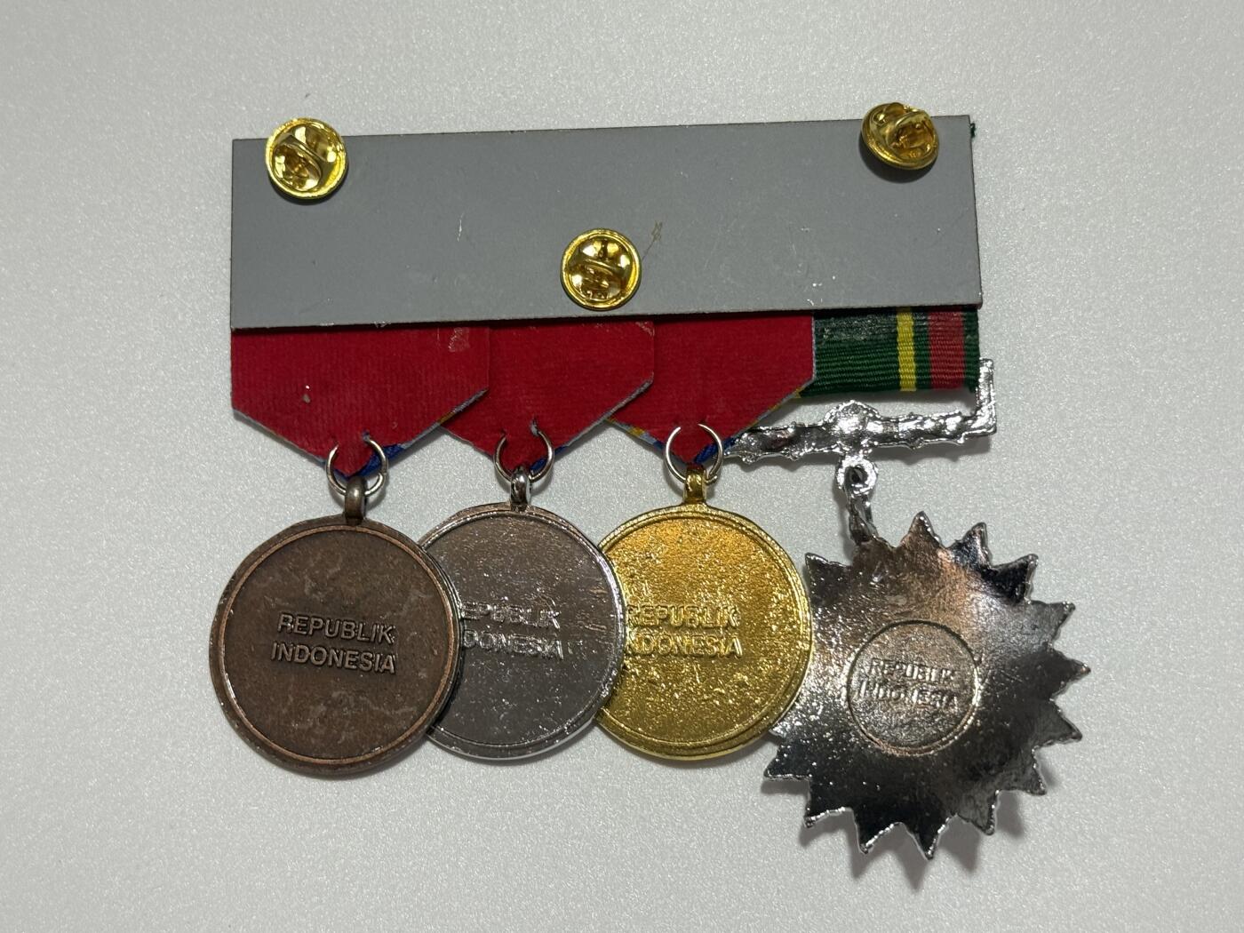 韵星假日精品2025秋季军品类拍卖会-- Rimey Holidays Boutique 2025 Autumn Militaria Sale 印度尼西亚4r联排--三级卡蒂卡挨卡拉克西（三军团结）之星勋章，金银铜三级国防军优秀服务奖章