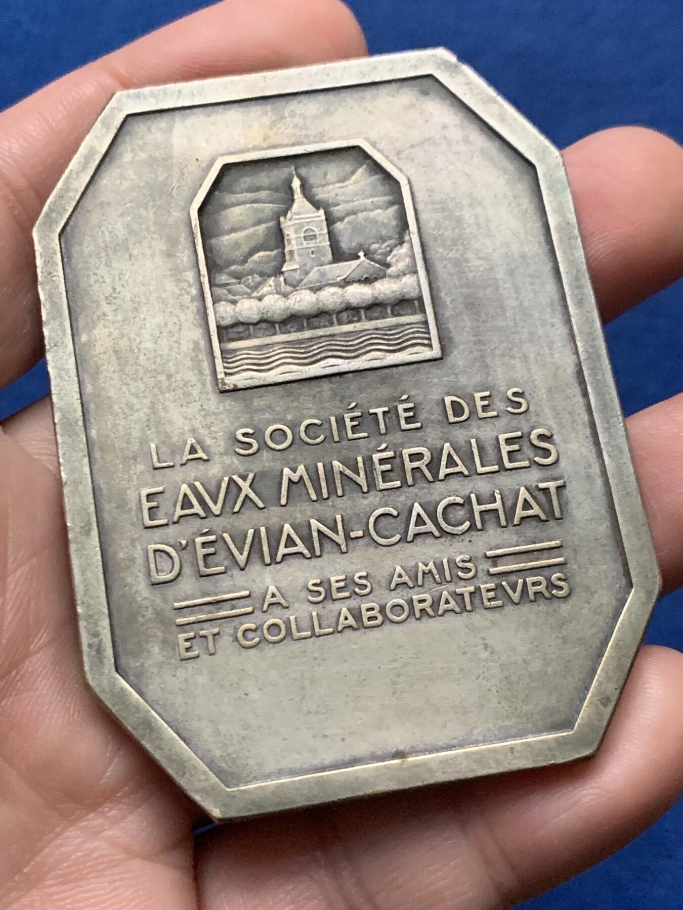 《竞宝斋》第436场 周日，周一2场连拍 （全场包邮） 法国依云小镇美女章牌，67.9*50.1*4.1毫米，97.6克，铜镀银材质，带边铭。