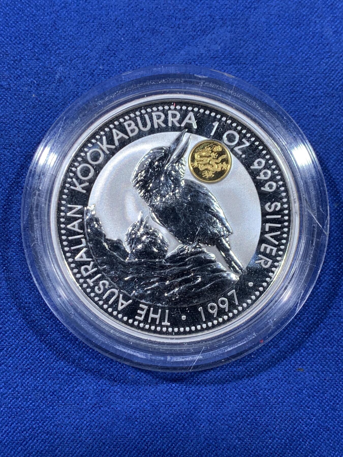 《竞宝斋》第436场 周日，周一2场连拍 （全场包邮） 澳大利亚 1997年 笑翠鸟 中国龙镶嵌银币，每枚含纯银1盎司999银，镶嵌部分重约0.5克黄金，发行1.5万枚，为上海国际钱币展而发行，带红盒。