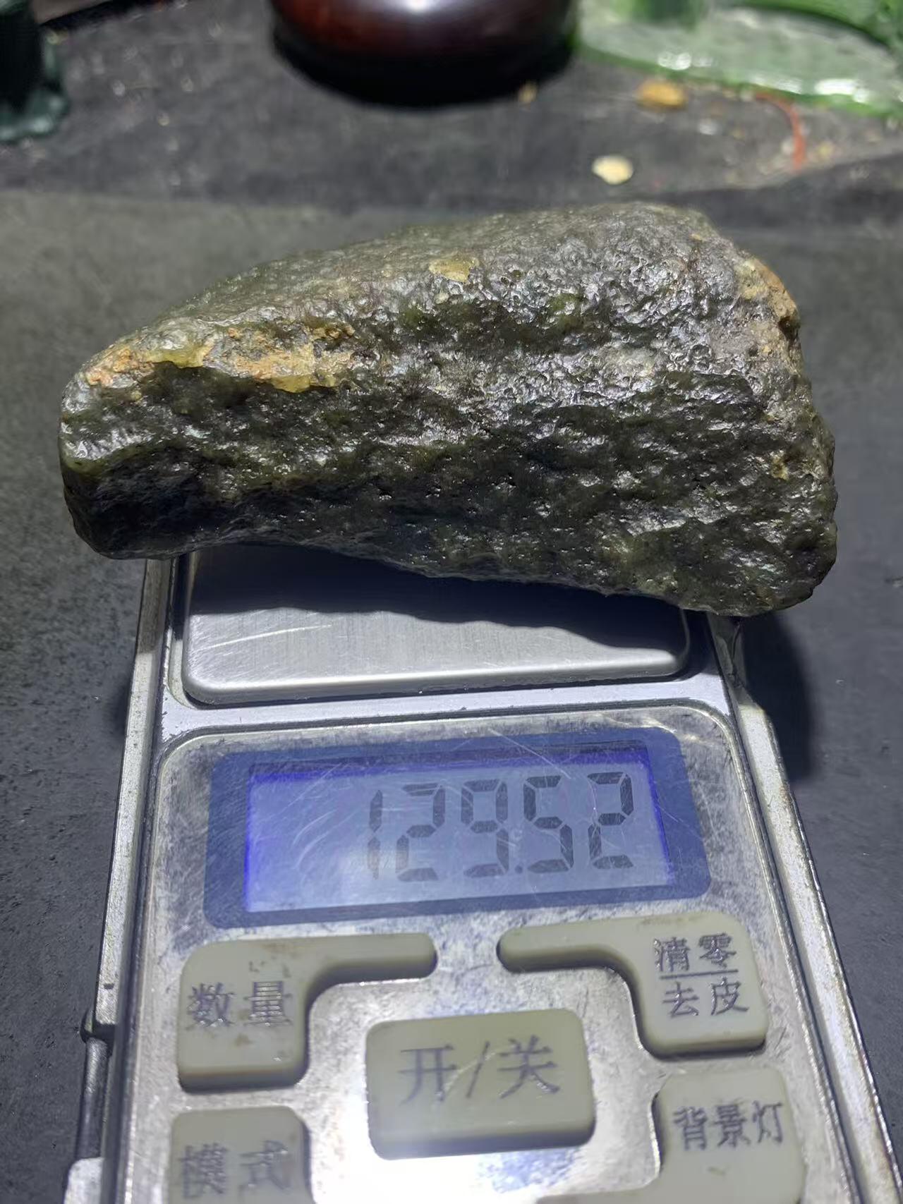 新疆戈壁风化纹和田玉青玉原石一颗