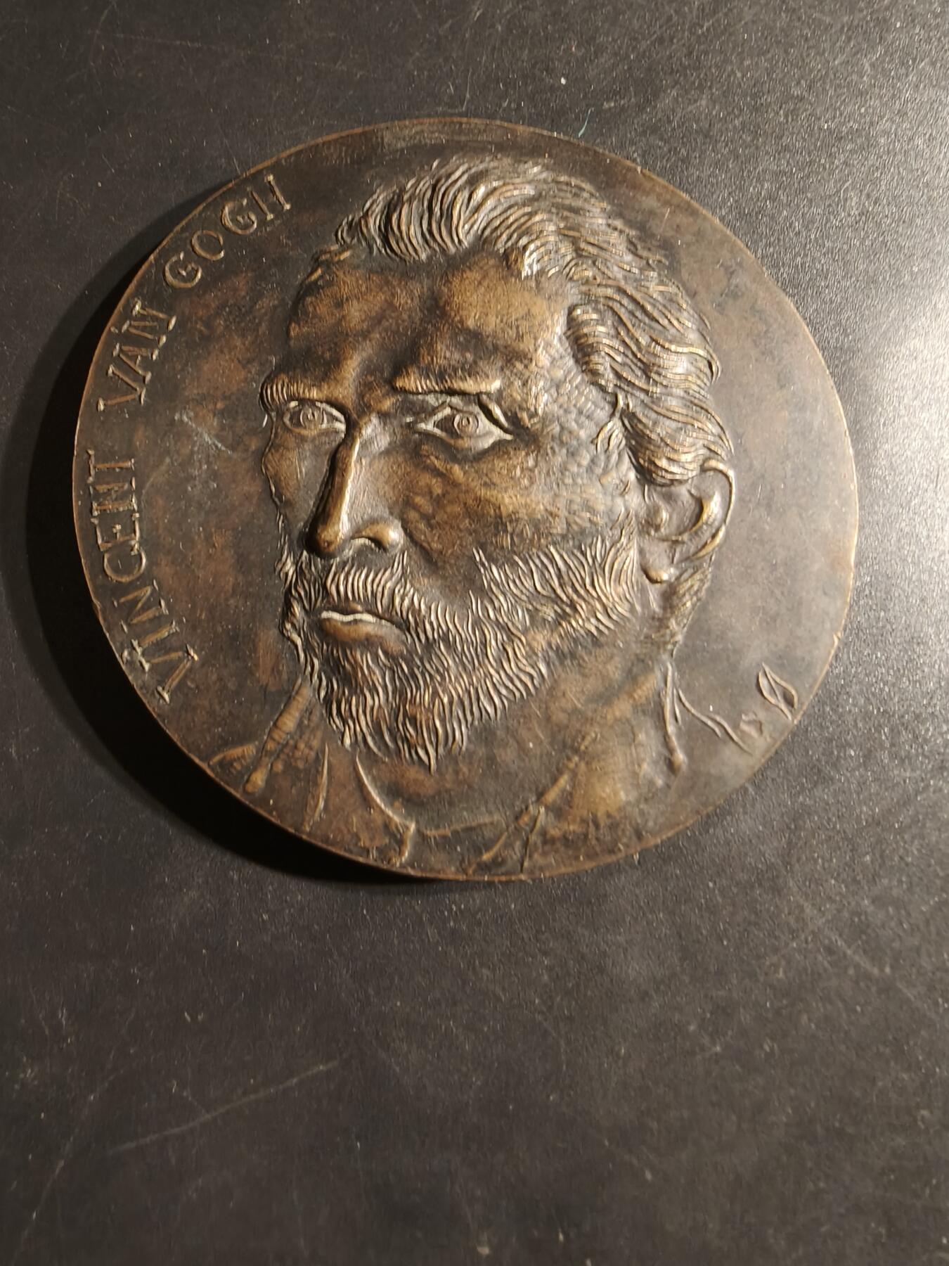 老王徽章第162期 荷兰著名艺术家梵高大铜章    背面铭文“夜晚也是太阳”    直径68mm.   重量172.2g