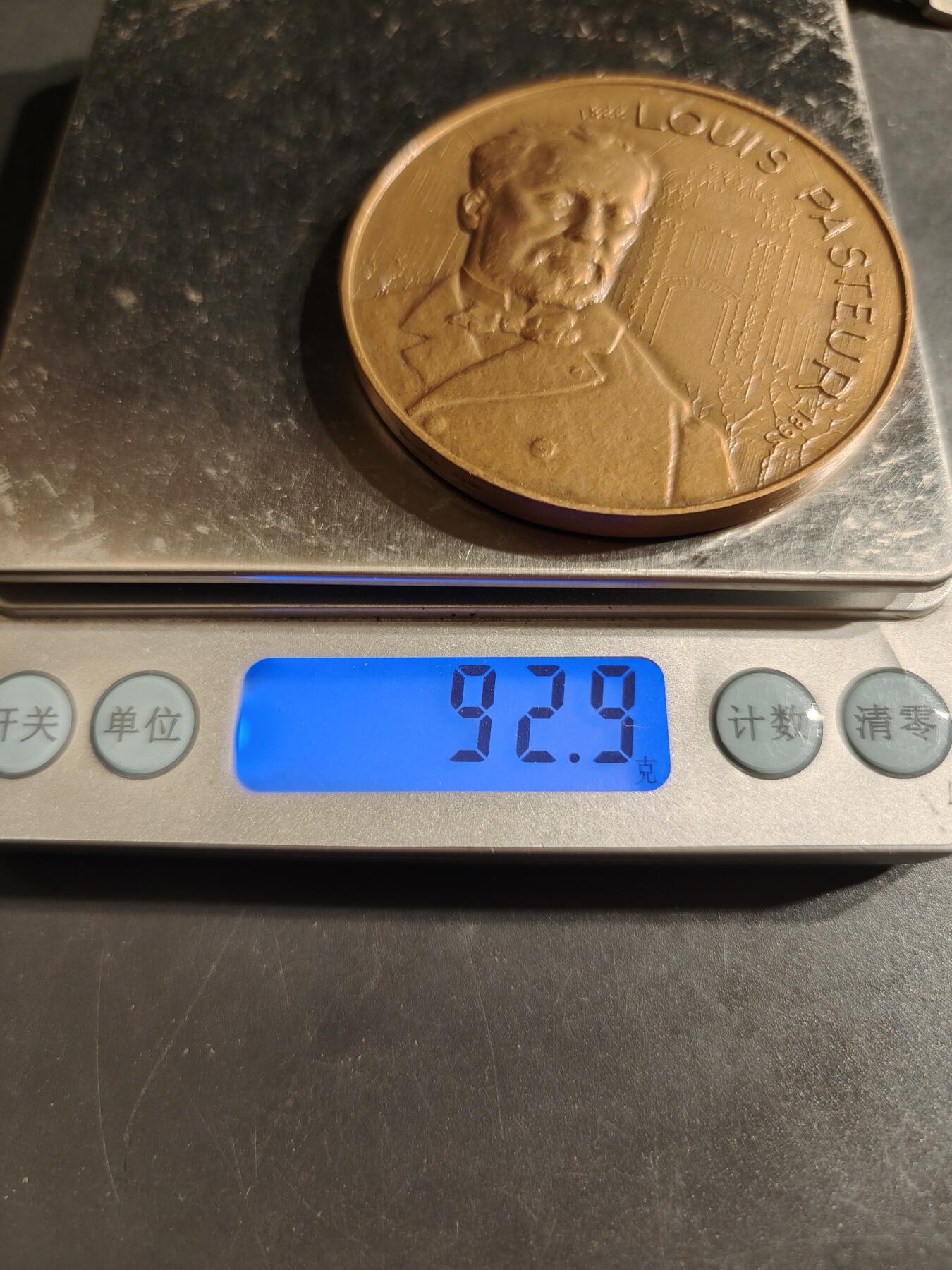 老王徽章第162期  法国邮轮公司“巴斯德”号远洋客轮下水大铜章    路易·巴斯德（Louis Pasteur）是法国微生物学家和化学家，以其在微生物学领域的杰出贡献而闻名