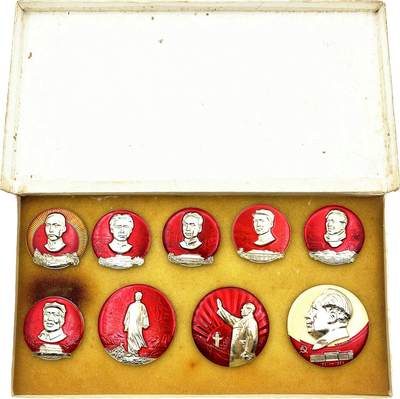 2025年伟人像章秋季专场拍卖会 - 套章 黄、红底色金、银像 圆形 异形 欢庆九大 造型各异 多个革命圣地 带原盒 九枚/套 像章:直径4.2cm-直径6.01cm;盒:28.4cm×15.1cm×1.2cm