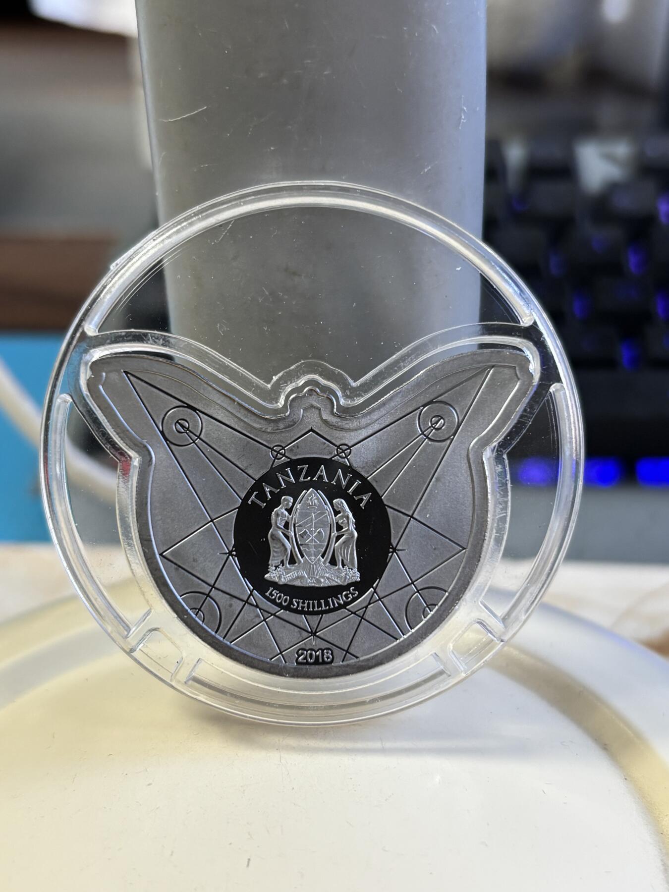 第181期拍卖 坦桑尼亚2018年珍稀濒危昆虫鬼脸天蛾2盎司银币，999银，发行量999枚，塑料盒有破