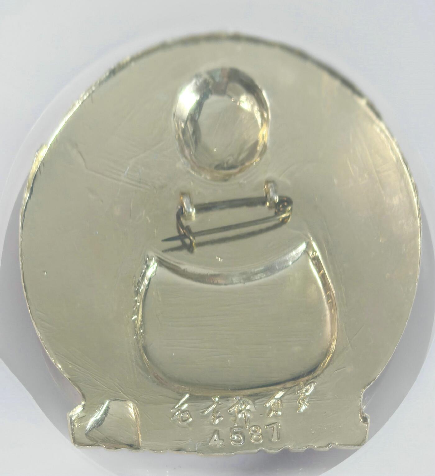 2025年伟人像章秋季专场拍卖会 红金配色 欢庆九大 数手指 一枚 NGC-MS66 4.75cm×5.50cm