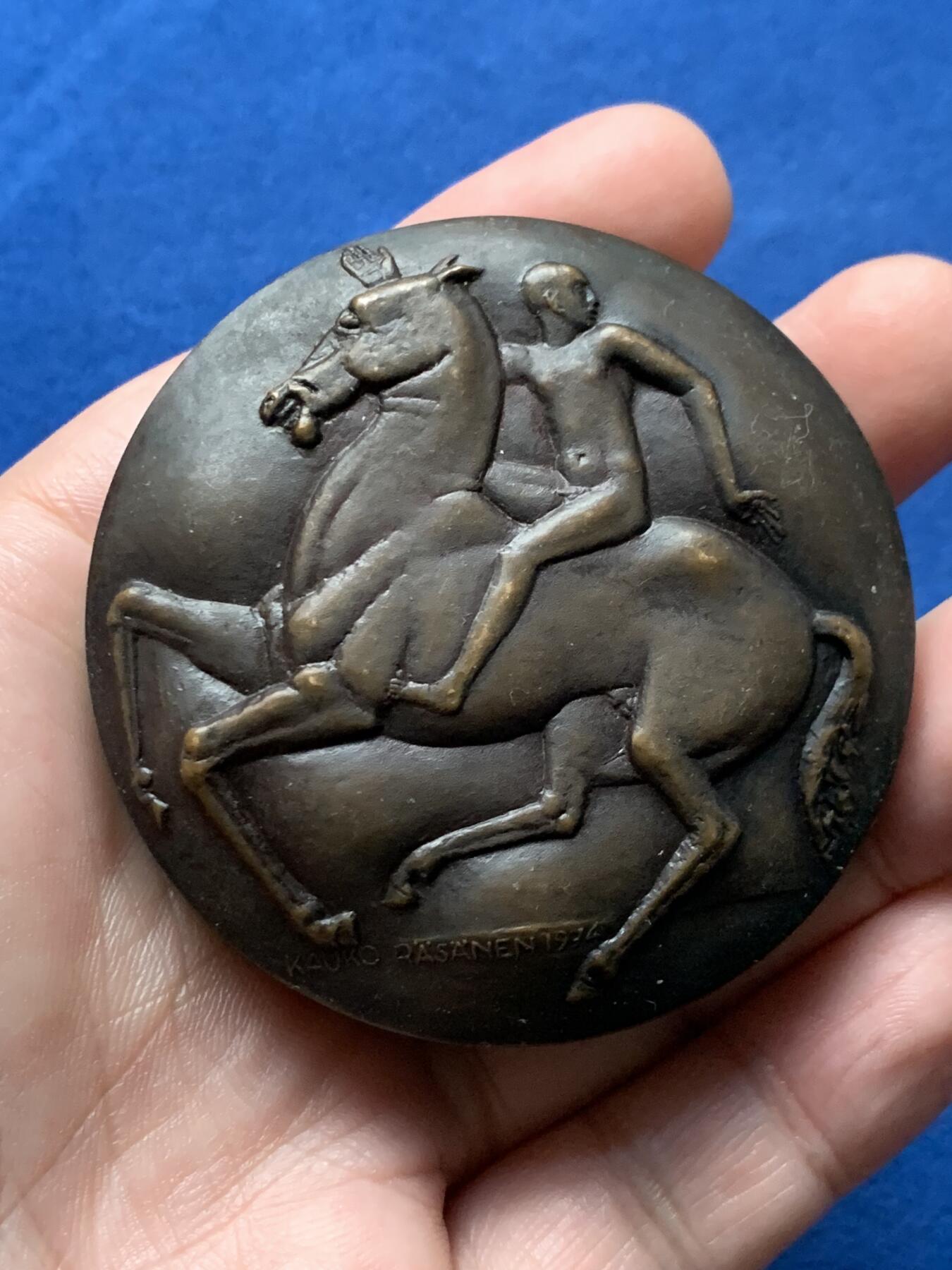 《竞宝斋》第436场 周日，周一2场连拍 （全场包邮） 1975年达芬奇三合体章，332.8克，59.2mm，K. Räsänen雕刻，铜质铸造1500枚，带说明书。