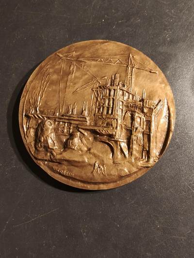 老王徽章第162期 -  法国建筑业大铜章    高浮雕    科尔滨作品    直径64mm.    重量162.4g