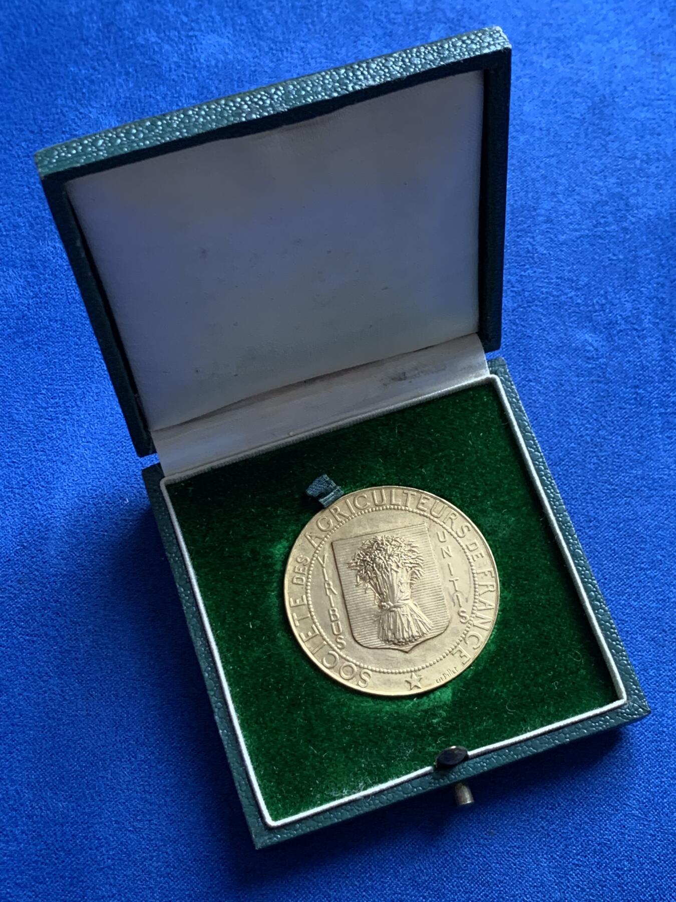 《竞宝斋》第436场 周日，周一2场连拍 （全场包邮） 法国农业镀金铜章 25.45克 38.2mm 丰饶角铜标 带盒