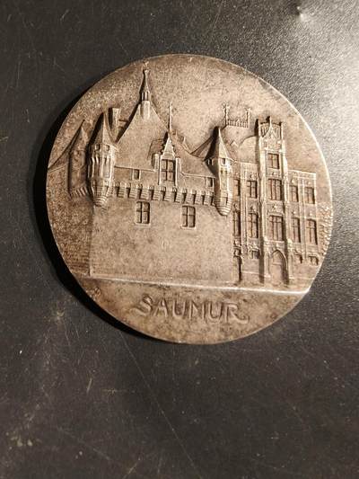 老王徽章第162期 -  法国索米尔城堡镀银大铜章     直径50mm.    重量47.5g