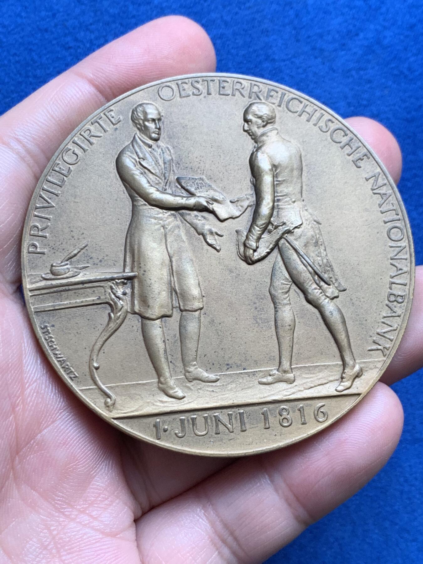 《竞宝斋》第436场 周日，周一2场连拍 （全场包邮） 1816-1916年奥地利国民银行百年纪念铜章 直径65.2mm 重约108.5g 带原盒 状态不错 细节见图