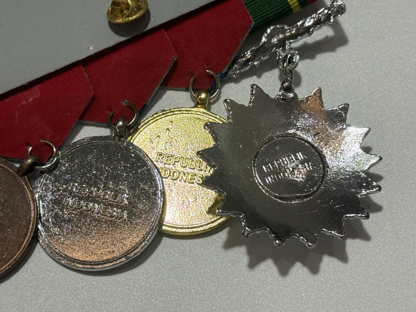 韵星假日精品2025秋季军品类拍卖会-- Rimey Holidays Boutique 2025 Autumn Militaria Sale 印度尼西亚4r联排--三级卡蒂卡挨卡拉克西（三军团结）之星勋章，金银铜三级国防军优秀服务奖章