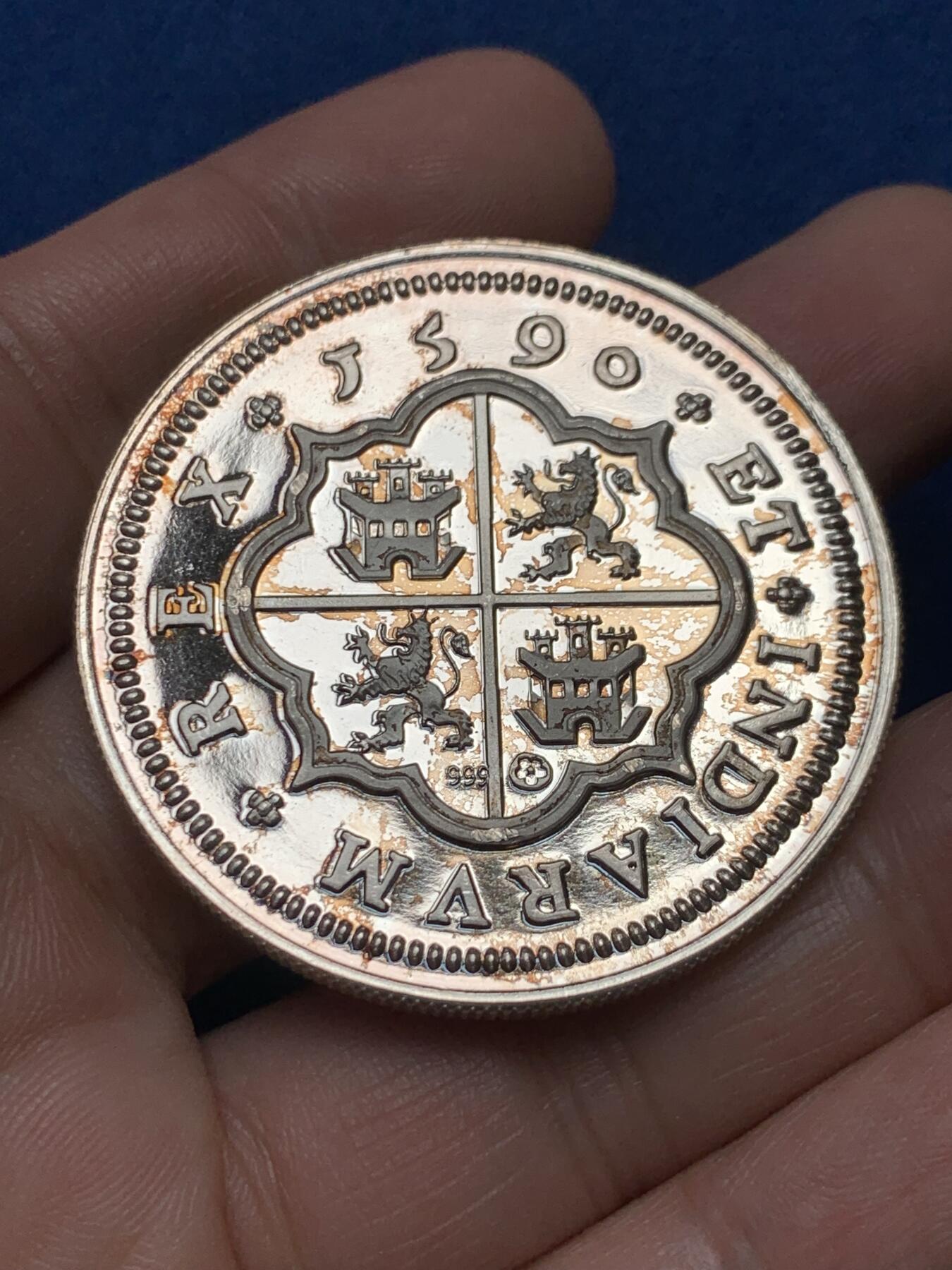 《竞宝斋》第436场 周日，周一2场连拍 （全场包邮） 西班牙8里亚尔仿古 银章  仿制的原品为著名的1590年菲利普二世8里亚尔银币。成色999银，重约1盎司。31.25克，45mm，状态如图，完全未使用品。