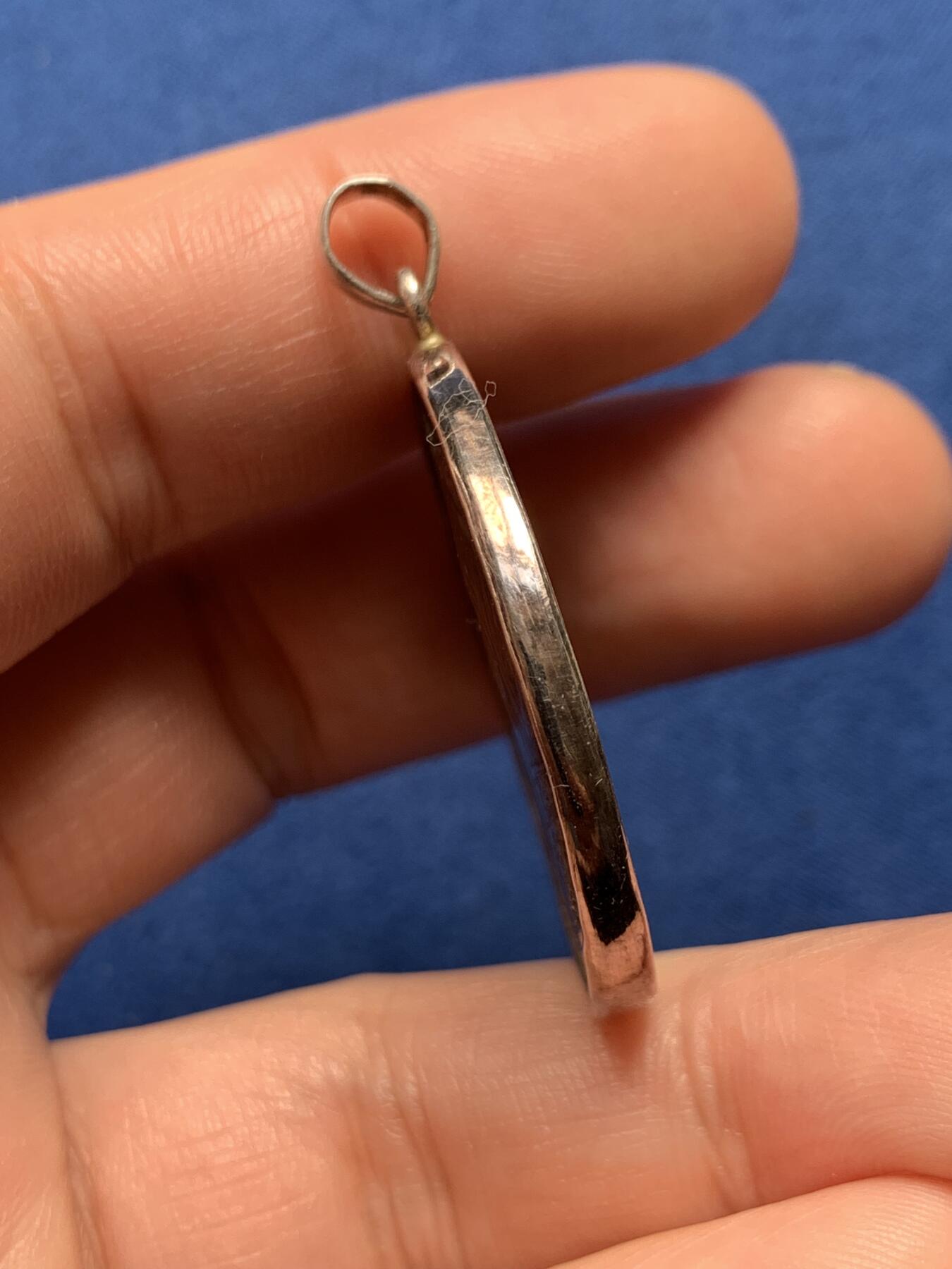 《竞宝斋》第436场 周日，周一2场连拍 （全场包邮） 1906年德国普鲁士威廉二世银婚25周年纪念章吊坠，皇帝威廉二世和皇后奥古斯特维多利亚半身像/两个天使举着皇冠，下方威廉二世花押签名，1881-1906年。整体采用镶嵌工艺接做成了吊坠，内章为950银，外圈吊坠为925银，直径约35毫米，总重约：18.7克。名誉品种，可直接佩戴。