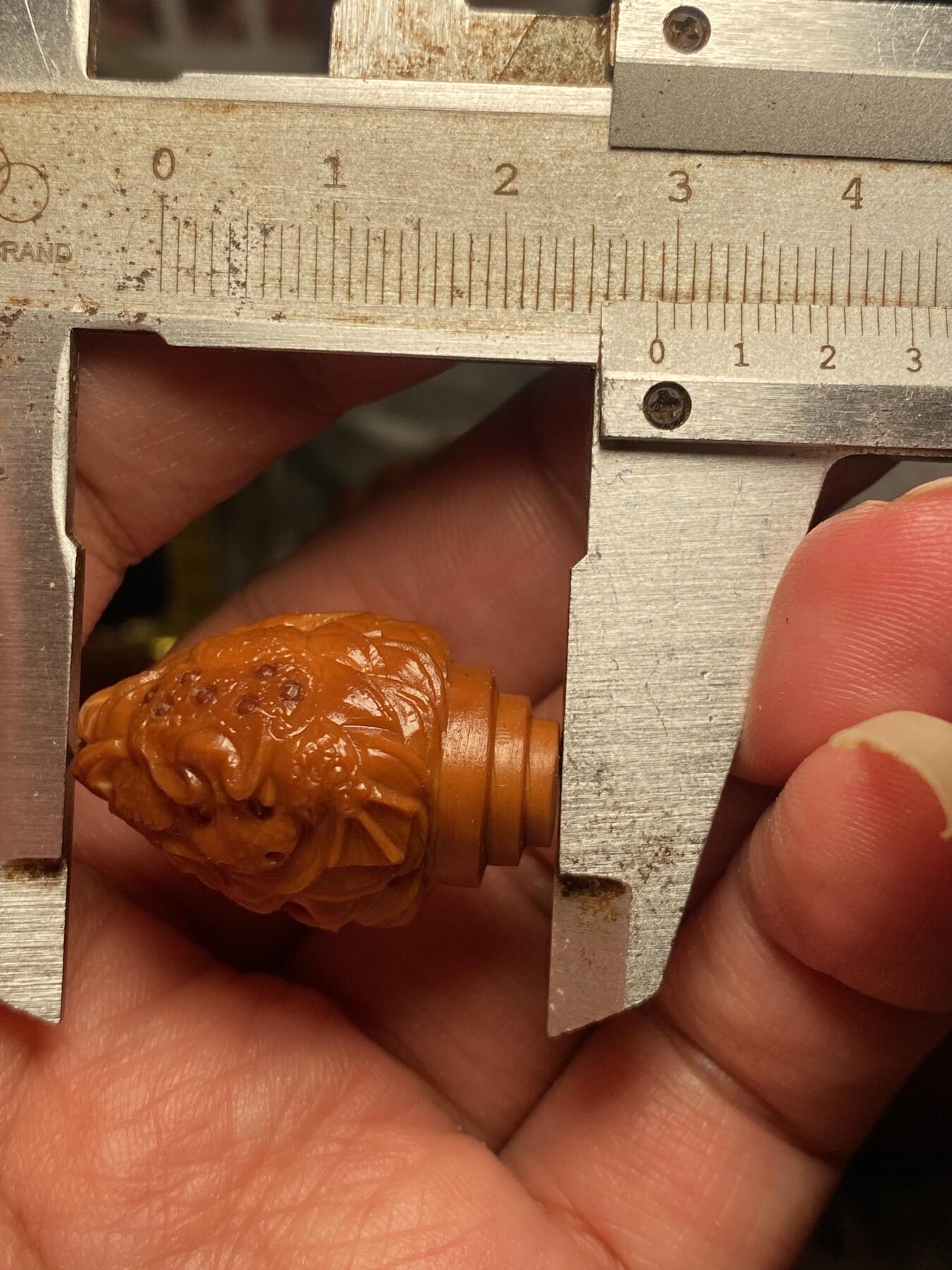 大佬都在看的苏工核雕捡漏价 福利苏工核雕，纯手工雕刻，老苏工铁核招财进宝，金蟾三通，个性十足，等待有缘人，市场无同款，尺寸1。95x2。9喜欢的来