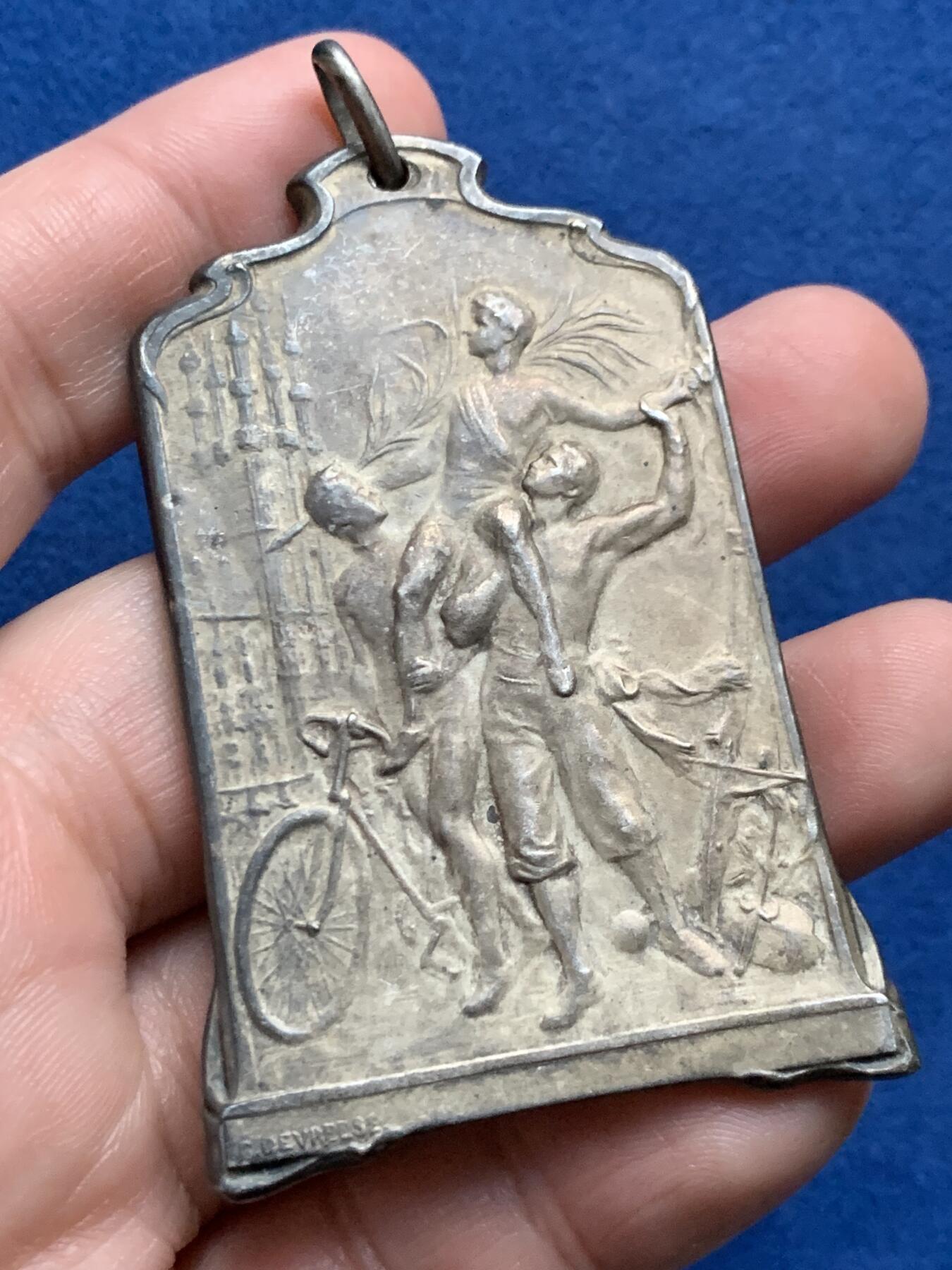 《竞宝斋》第436场 周日，周一2场连拍 （全场包邮） 比利时布鲁塞尔全民射击游戏大赛镀金铜章 58.9克 39*68mm