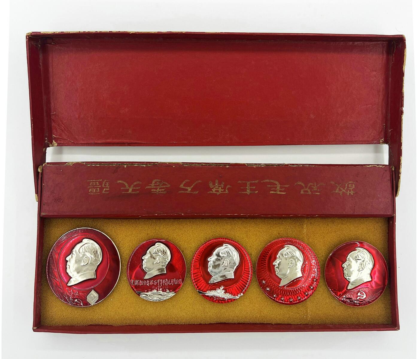 2025年伟人像章秋季专场拍卖会 上海海军702套章 红底银像 圆形 毛选 军舰 九颗五角星 党徽 带原盒 五枚/套  像章:直径4.45cm×5;盒:25.4cm×11.4cm×1.9cm