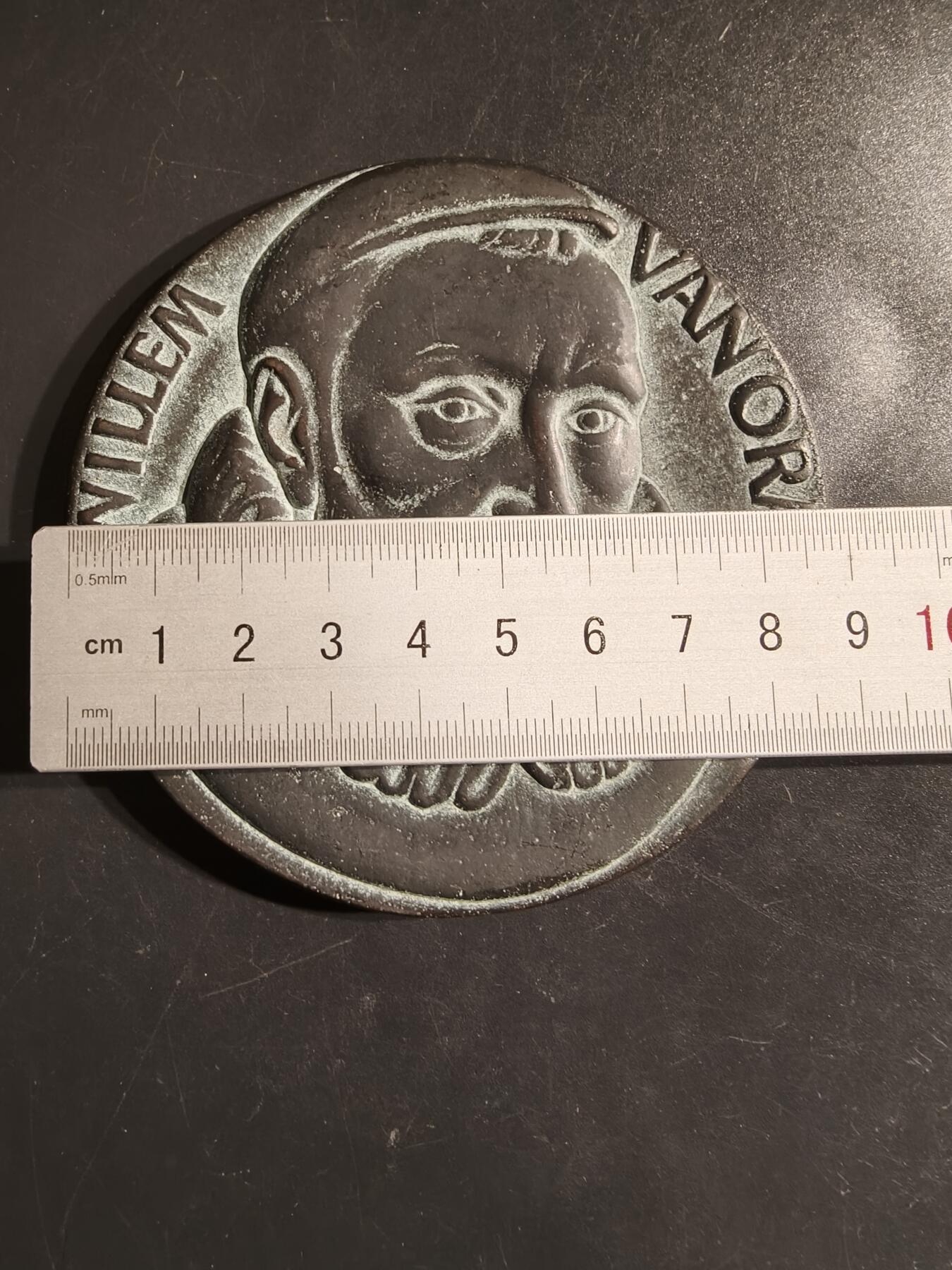 老王徽章第162期 荷兰1575年莱顿围城战大铜章     正面为奥伦治亲王     直径88mm.    重量387.8g