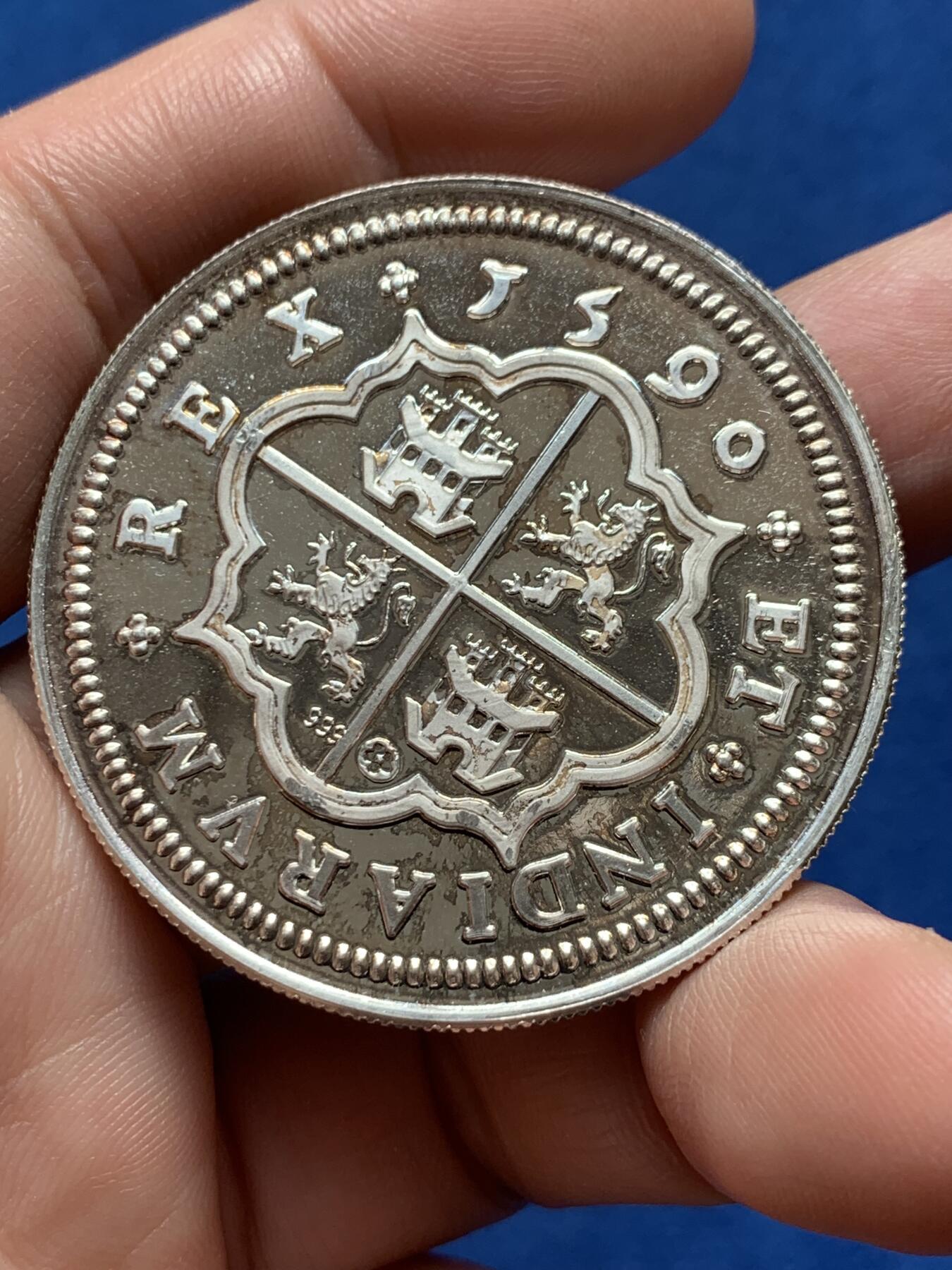 《竞宝斋》第436场 周日，周一2场连拍 （全场包邮） 西班牙8里亚尔仿古 银章  仿制的原品为著名的1590年菲利普二世8里亚尔银币。成色999银，重约1盎司。31.25克，45mm，状态如图，完全未使用品。