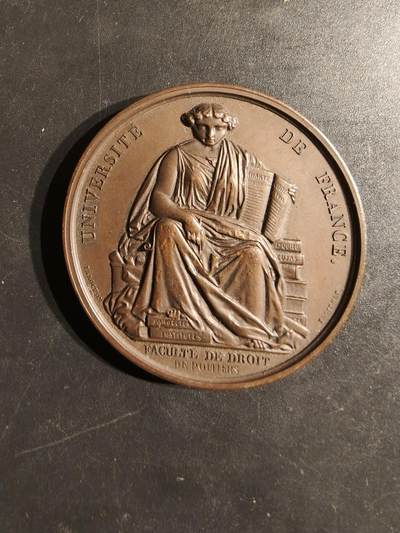 老王徽章第162期 -  法国普瓦捷大学法学院大铜章     蜜蜂Cuivre 铜标     直径45mm.    重量46.4g