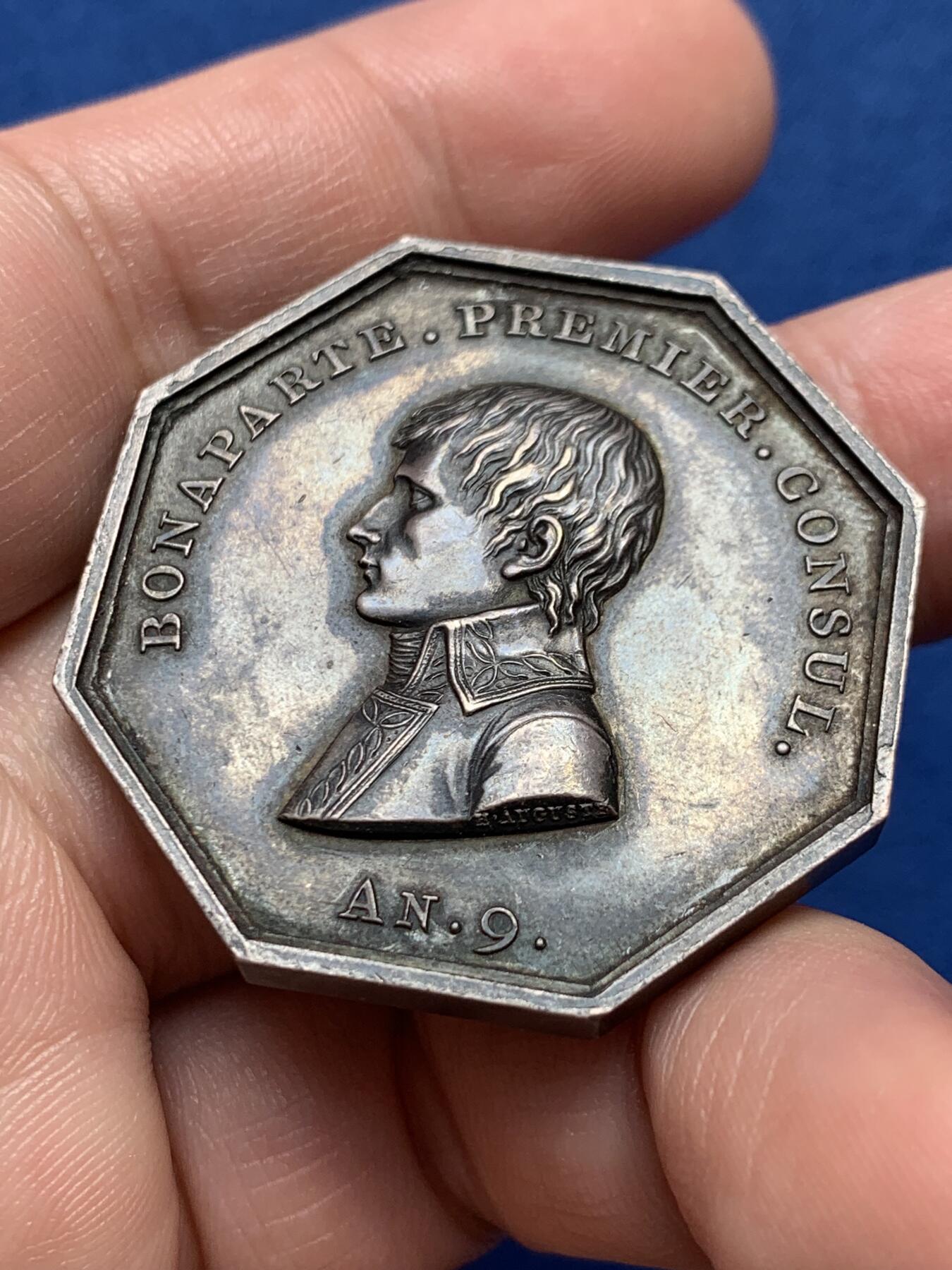 《竞宝斋》第436场 周日，周一2场连拍 （全场包邮） 法国拿破仑早期任波拿巴第一执政官八角银质代币，37.2MM，31.6克，早期无边铭，年轻的拿破仑头像非常帅气章也厚重