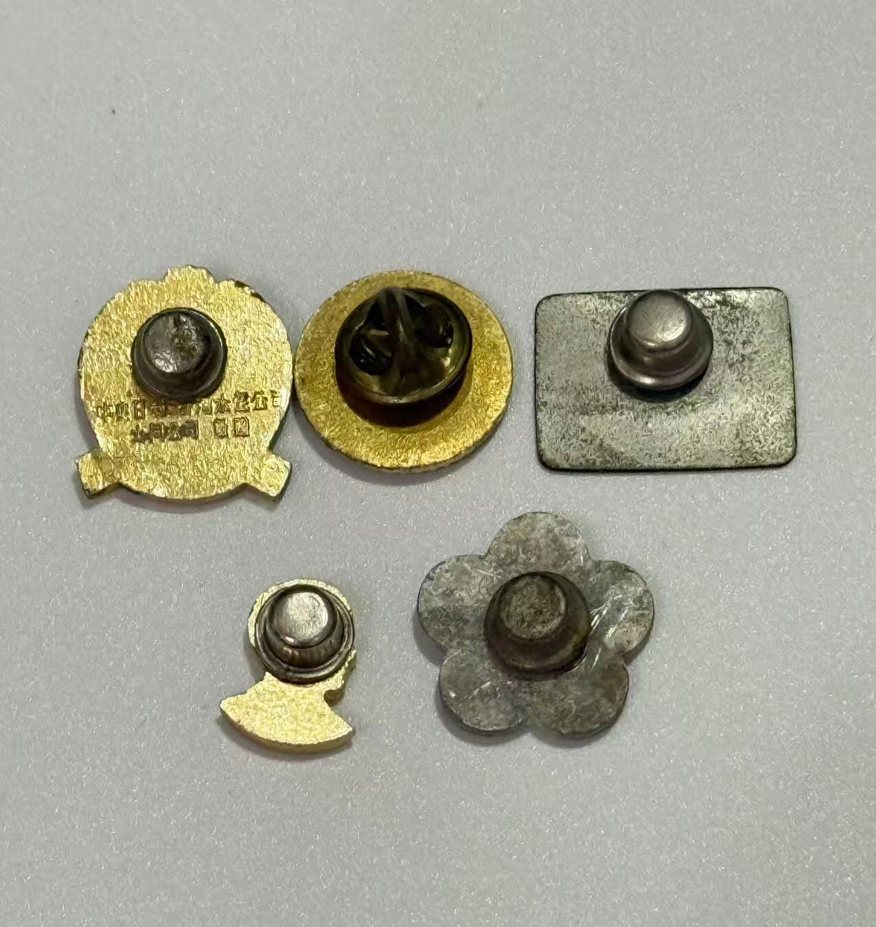 韵星假日精品2025秋季军品类拍卖会-- Rimey Holidays Boutique 2025 Autumn Militaria Sale 蒋公父子纪念章、梅花领章等一组五枚