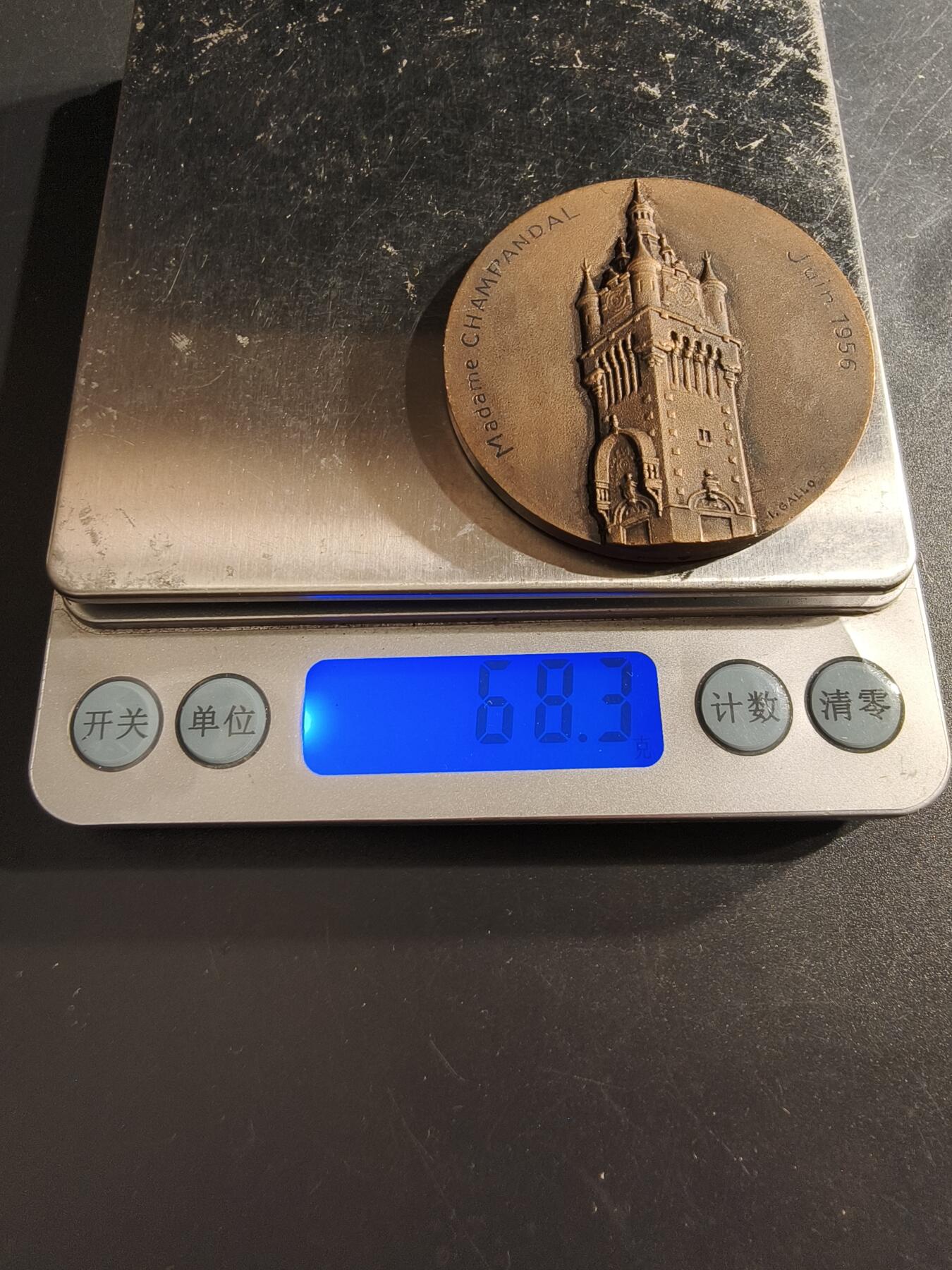 老王徽章第162期  法国北方省洛斯市圣母院塔大铜章     直径50mm.    重量68.3g