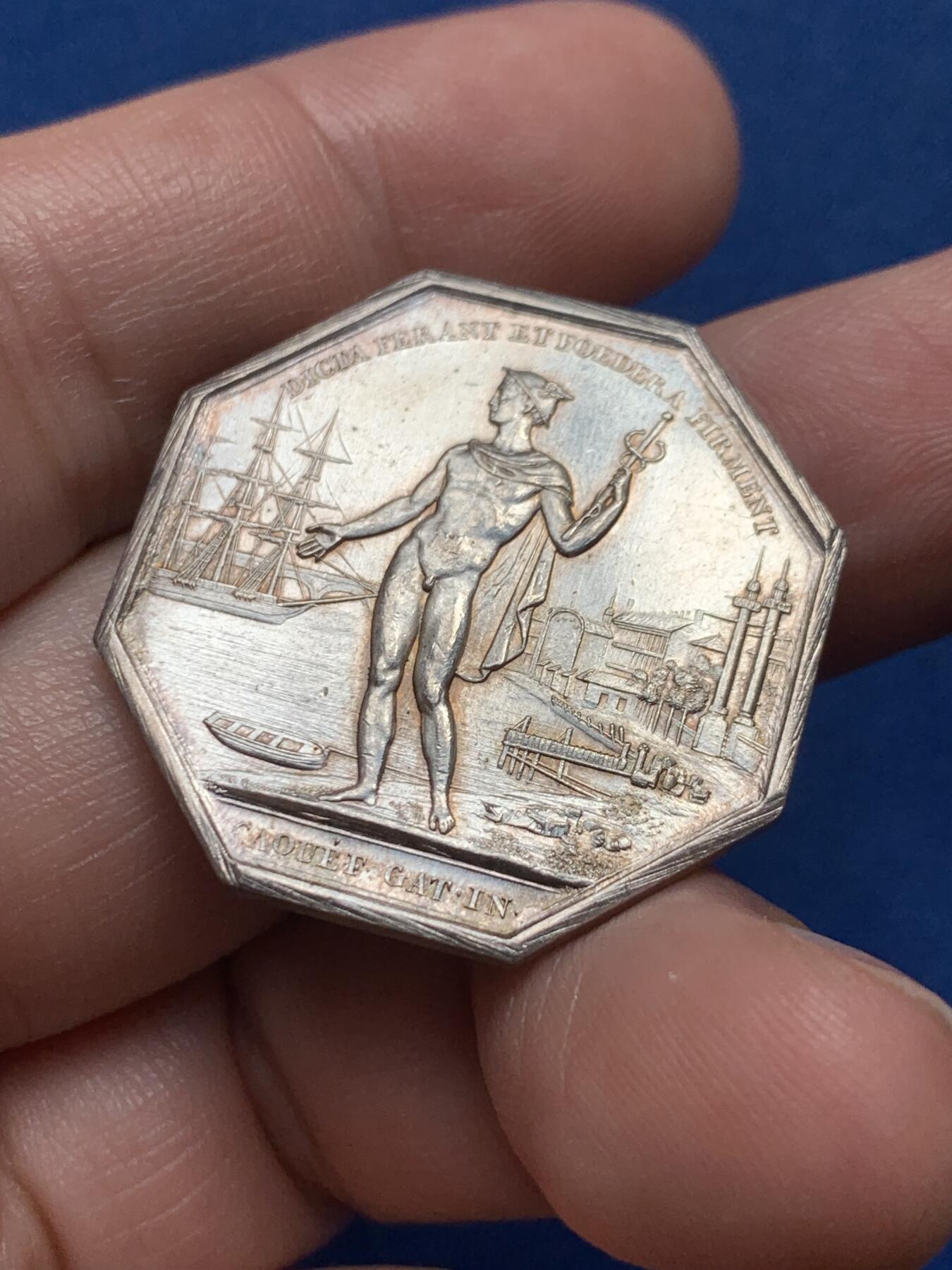 《竞宝斋》第436场 周日，周一2场连拍 （全场包邮） 法国波尔多市商业经纪人八角银质代币，30.7MM，13.55克，丰饶角边铭，底光不错，底板犀利，细节见图。