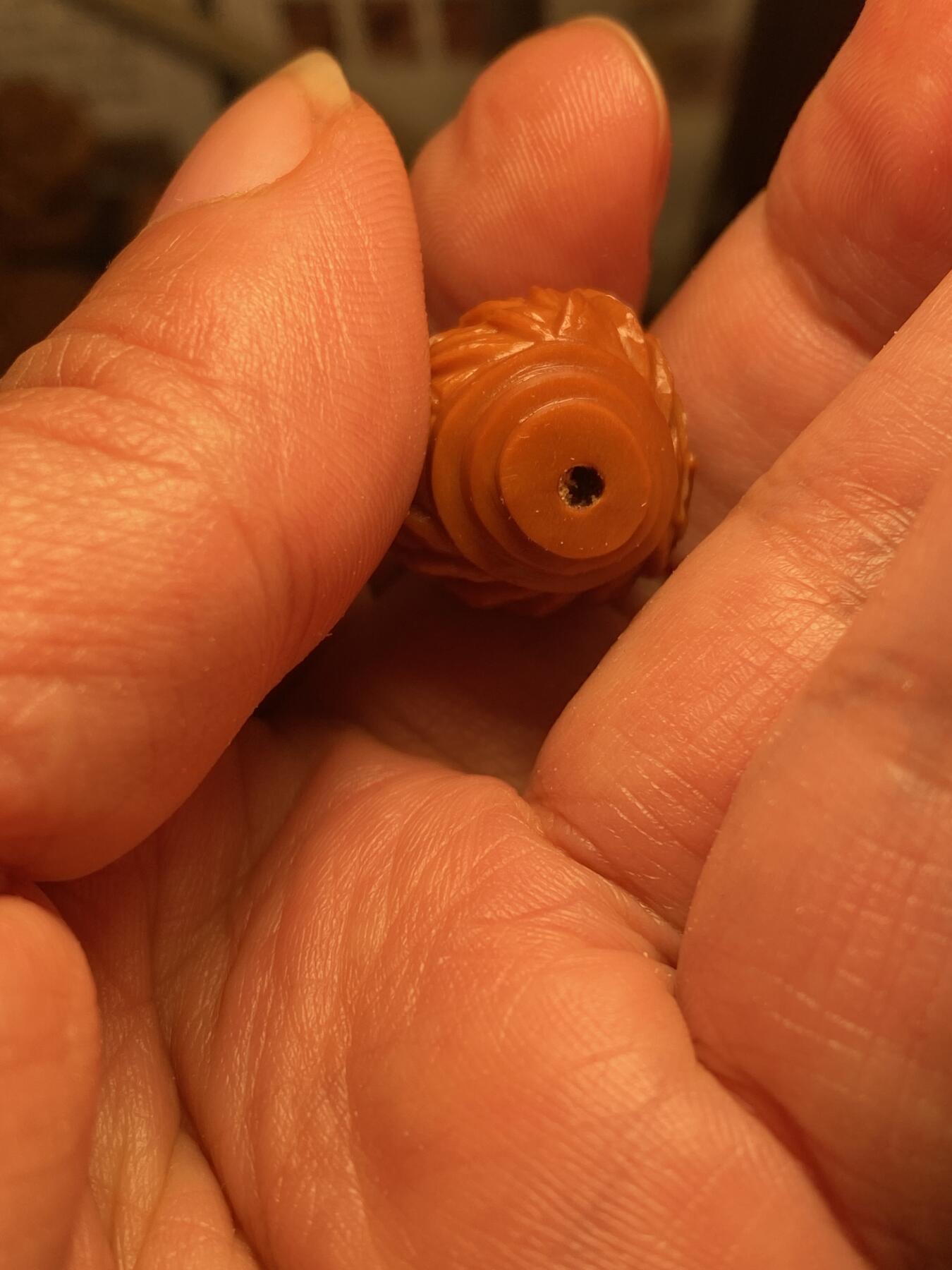 大佬都在看的苏工核雕捡漏价 福利苏工核雕，纯手工雕刻，老苏工铁核招财进宝，金蟾三通，个性十足，等待有缘人，市场无同款，尺寸1。95x2。9喜欢的来