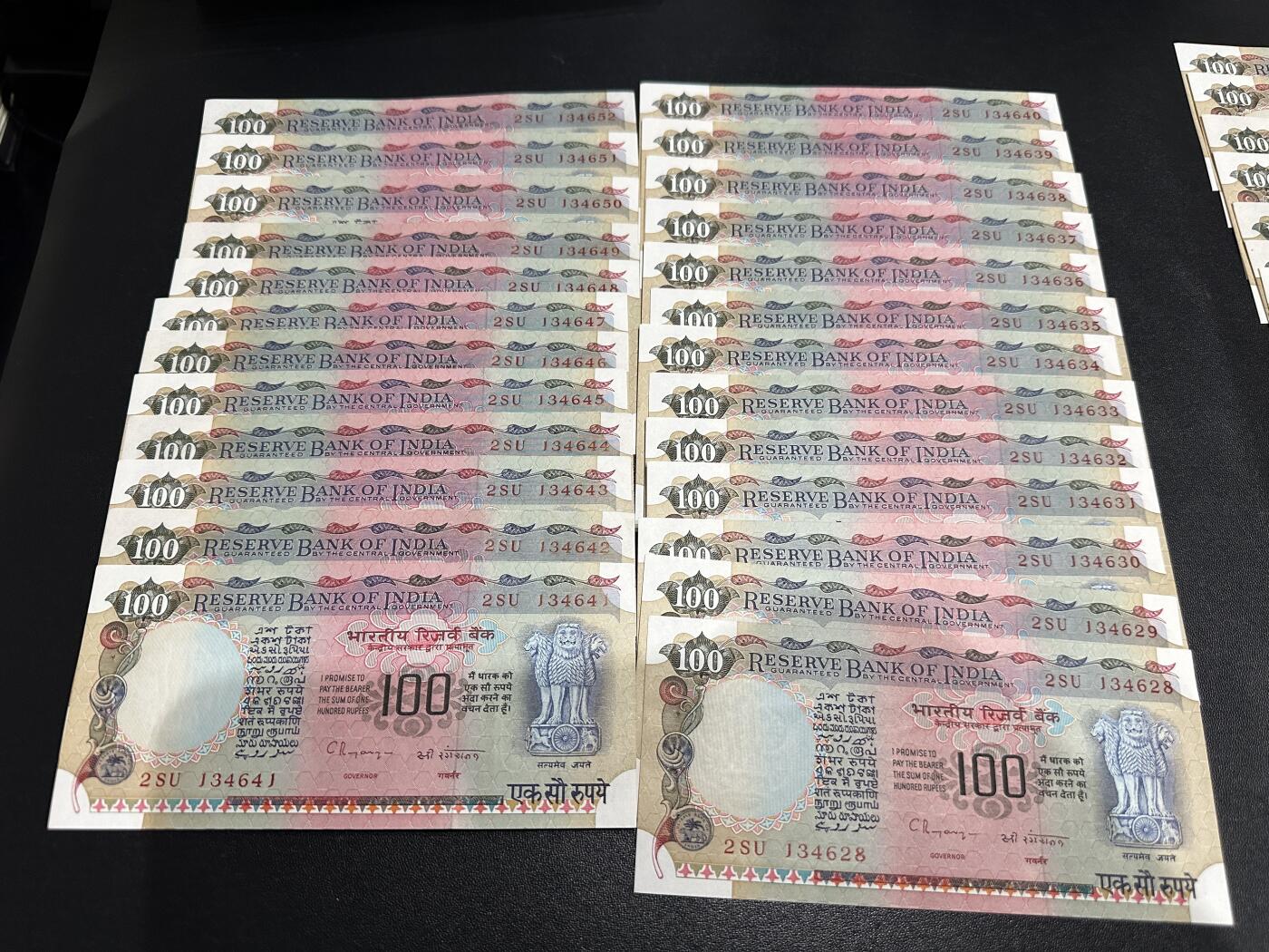 《外钞收藏家》第五百八十三期（精选场）（本期拍品丰富）（本平台长期征集拍品、欢迎藏友们联系合作） 印度100卢比 25张连号 有针孔 角不绝 有几张有黄斑 品相如图