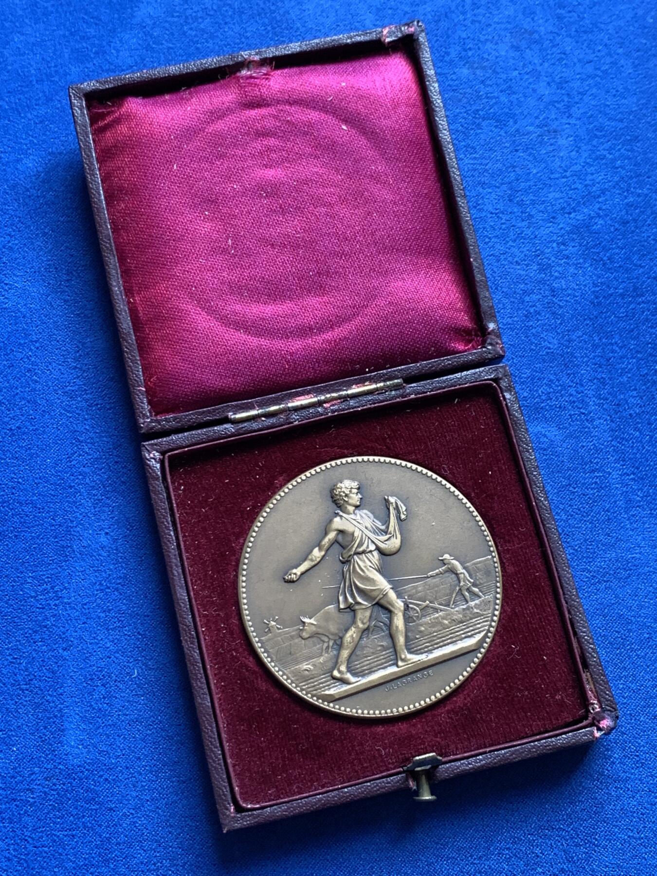 《竞宝斋》第436场 周日，周一2场连拍 （全场包邮） 法国农业播种者铜章 67.7克 50.2mm 铜标边铭 带盒