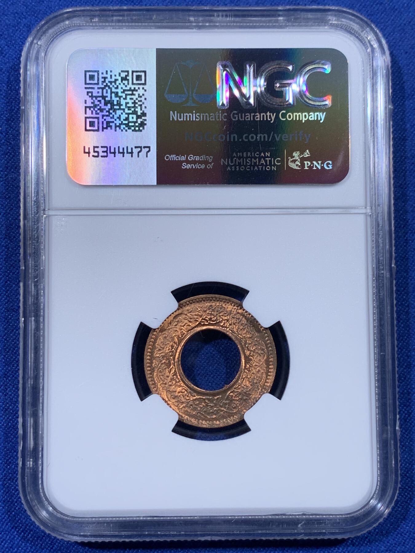 《竞宝斋》第436场 周日，周一2场连拍 （全场包邮） NGC MS64RB 1943年 英属印度 1PICE 中孔铜币 卷拆好品