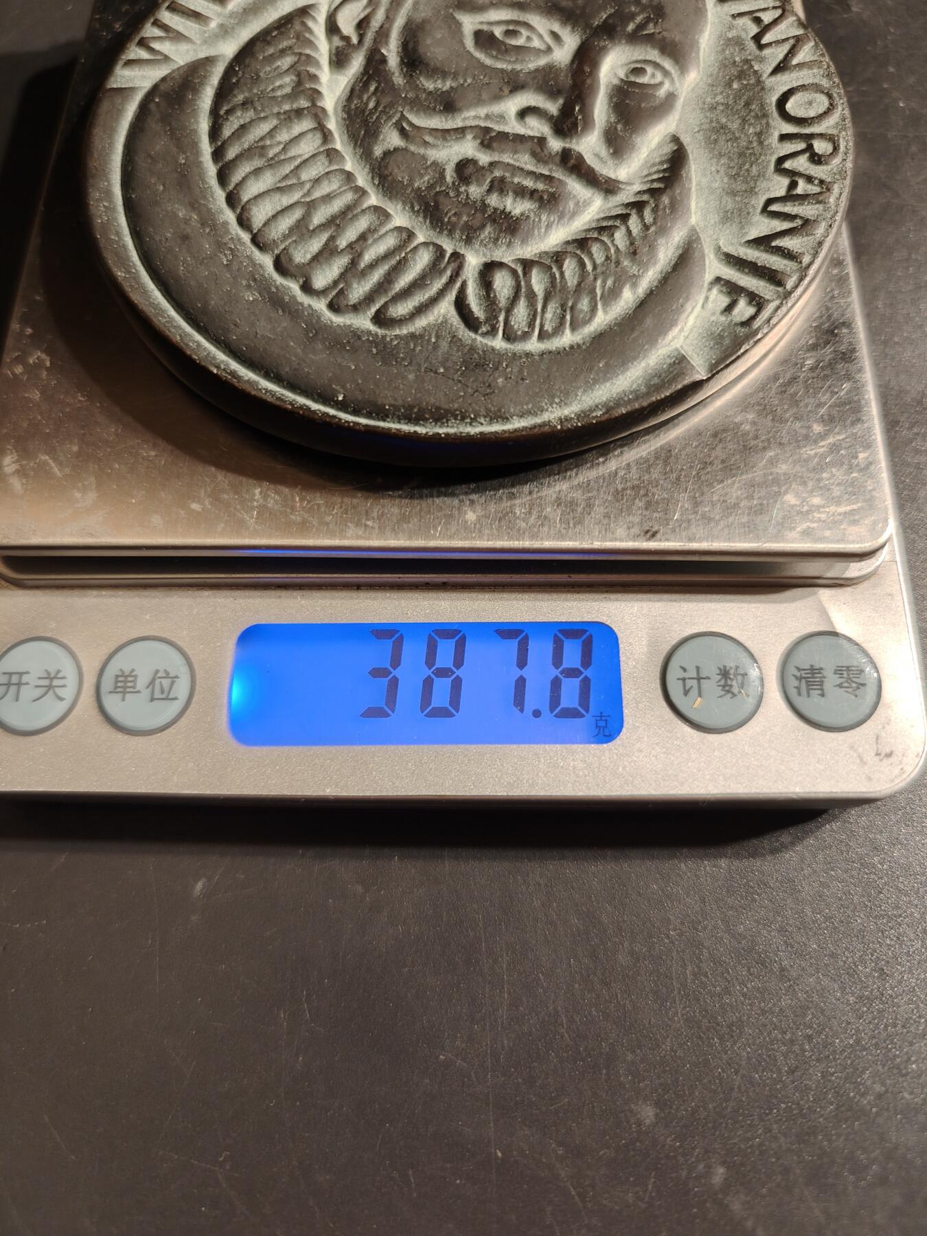 老王徽章第162期 荷兰1575年莱顿围城战大铜章     正面为奥伦治亲王     直径88mm.    重量387.8g