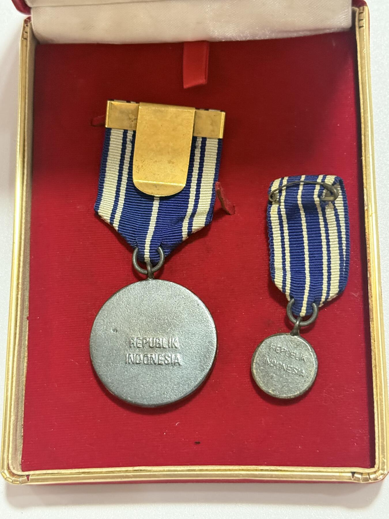 韵星假日精品2025秋季军品类拍卖会-- Rimey Holidays Boutique 2025 Autumn Militaria Sale 印度尼西亚共和国铜级忠勤奖章带原盒mini一套