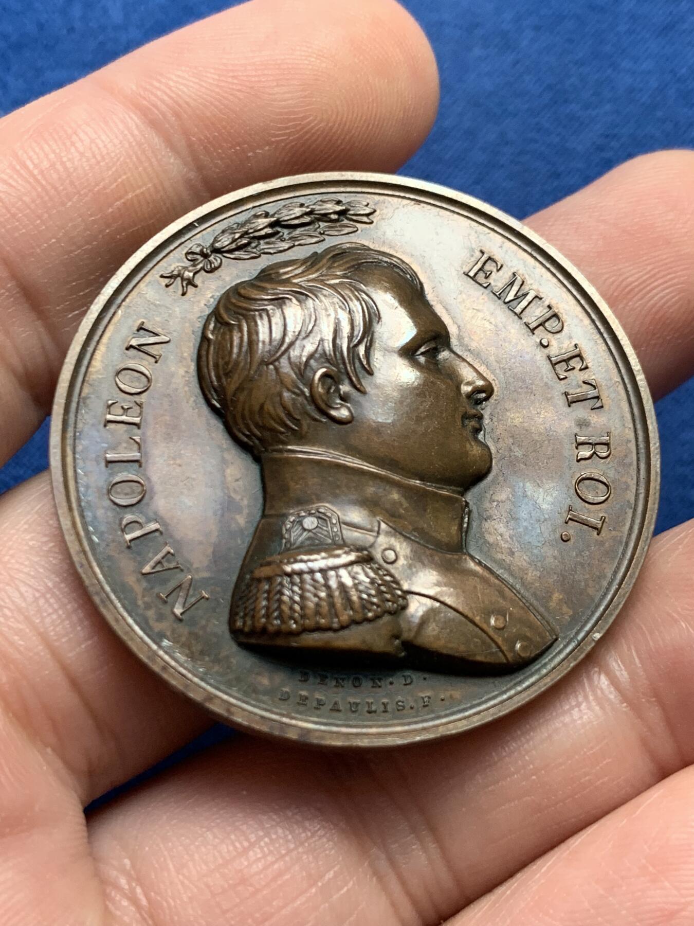 《竞宝斋》第436场 周日，周一2场连拍 （全场包邮） 法国拿破仑纪念奖章-极其罕见的拿破仑皇太子降生纪念章。超高浮雕，双面人物雕刻细腻生动，保存状态极好。不可多得收藏佳品。直径：41.2mm，重：38.5g，丰饶角边铭，带原盒。
