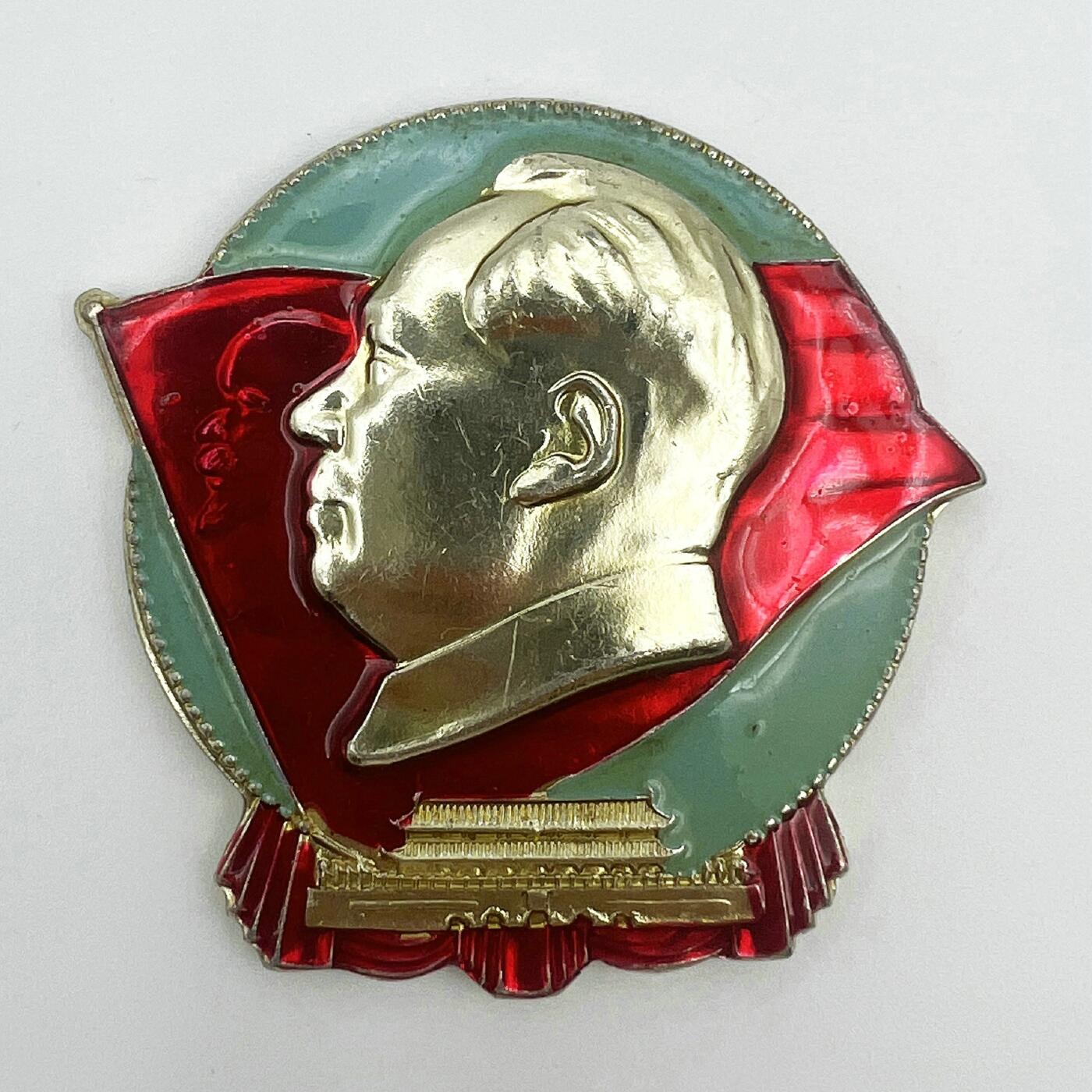 2025年伟人像章秋季专场拍卖会 1969年3月9日 内蒙古东方红像章厂 红蓝金双色 异形 伟人、列宁侧面像 红旗 天安门 二枚 4.63cm×4.81cm×2