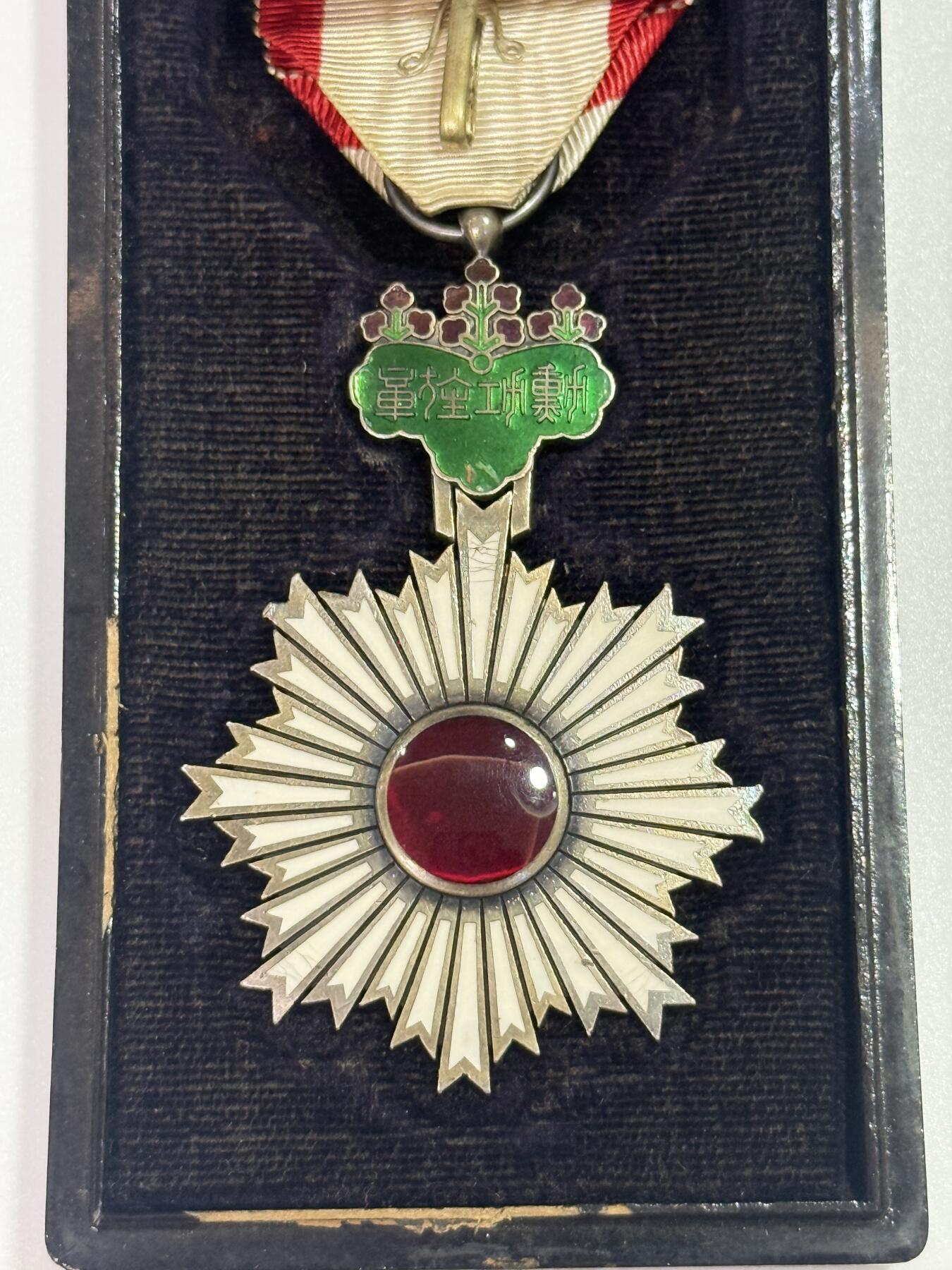 韵星假日精品2025秋季军品类拍卖会-- Rimey Holidays Boutique 2025 Autumn Militaria Sale 勋五等旭日章，明治后期版本，附原盒