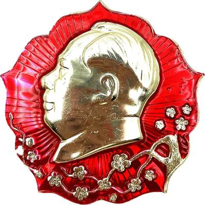 2025年伟人像章秋季专场拍卖会 - 北京军区装甲兵 红底银像 异形 梅花元素 一枚 直径5.27cm