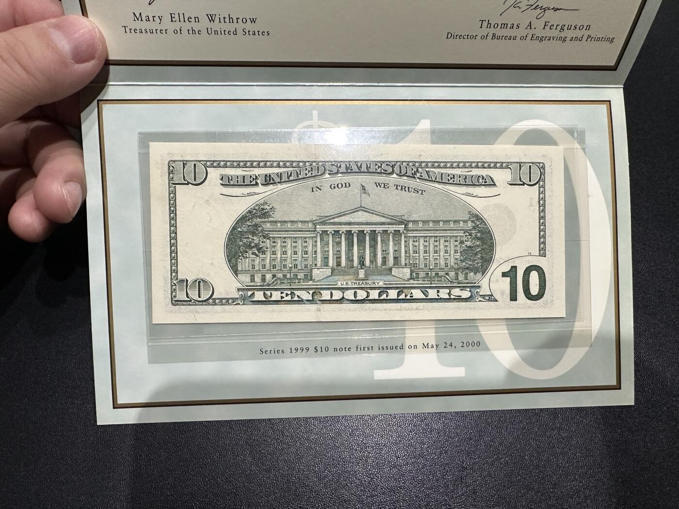 《外钞收藏家》第五百八十三期（精选场）（本期拍品丰富）（本平台长期征集拍品、欢迎藏友们联系合作） 1999年首发10美元稀有千位号（另附一张近代美元发行年表） 原装册子 全新但有潮斑