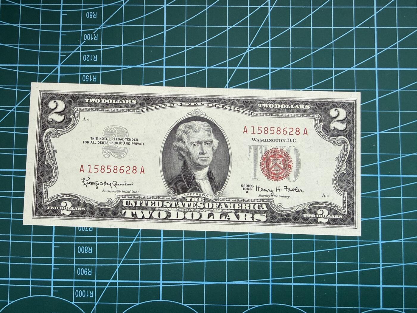 【炜奕收藏】，第五十期 1963年美国2美元红色库印，UNC品相，AA冠号码无47尾8，左下角轻微荧光