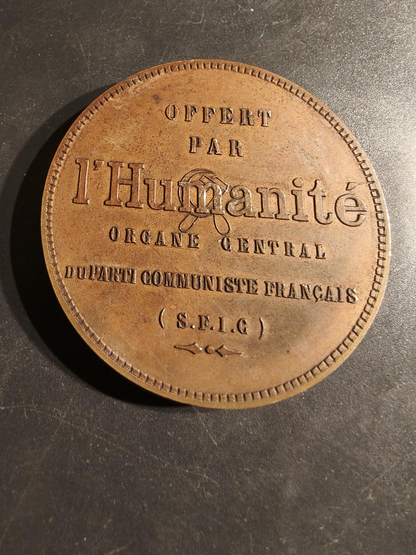 老王徽章第162期  法国共产党中央机关报《人道报》大铜章    正面为法共创始人之一的保罗·瓦扬-古蒂里耶（Paul Vaillant-Couturier）    高浮雕     直径56mm.    重量96.4g