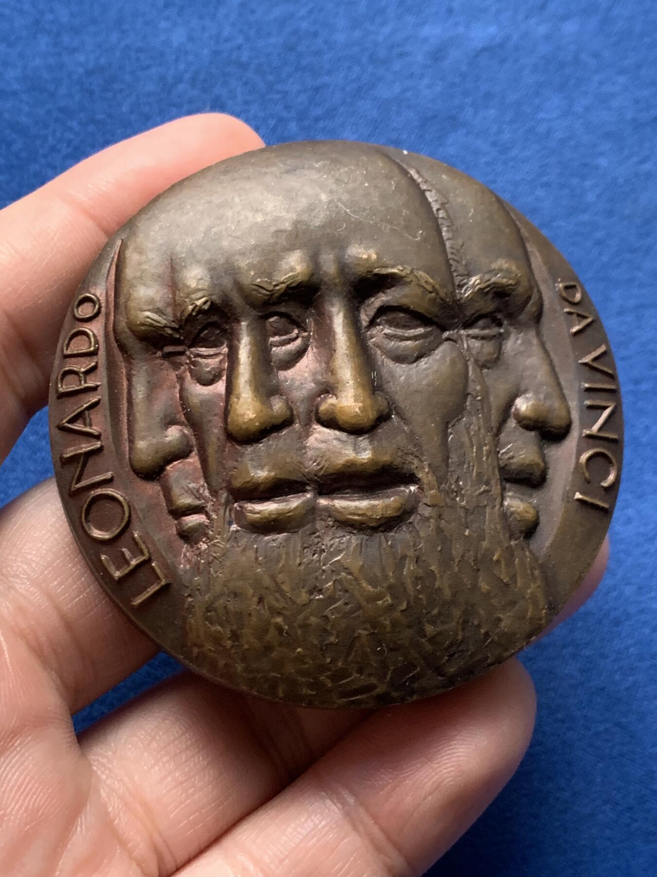 《竞宝斋》第436场 周日，周一2场连拍 （全场包邮） 1975年达芬奇三合体章，332.8克，59.2mm，K. Räsänen雕刻，铜质铸造1500枚，带说明书。