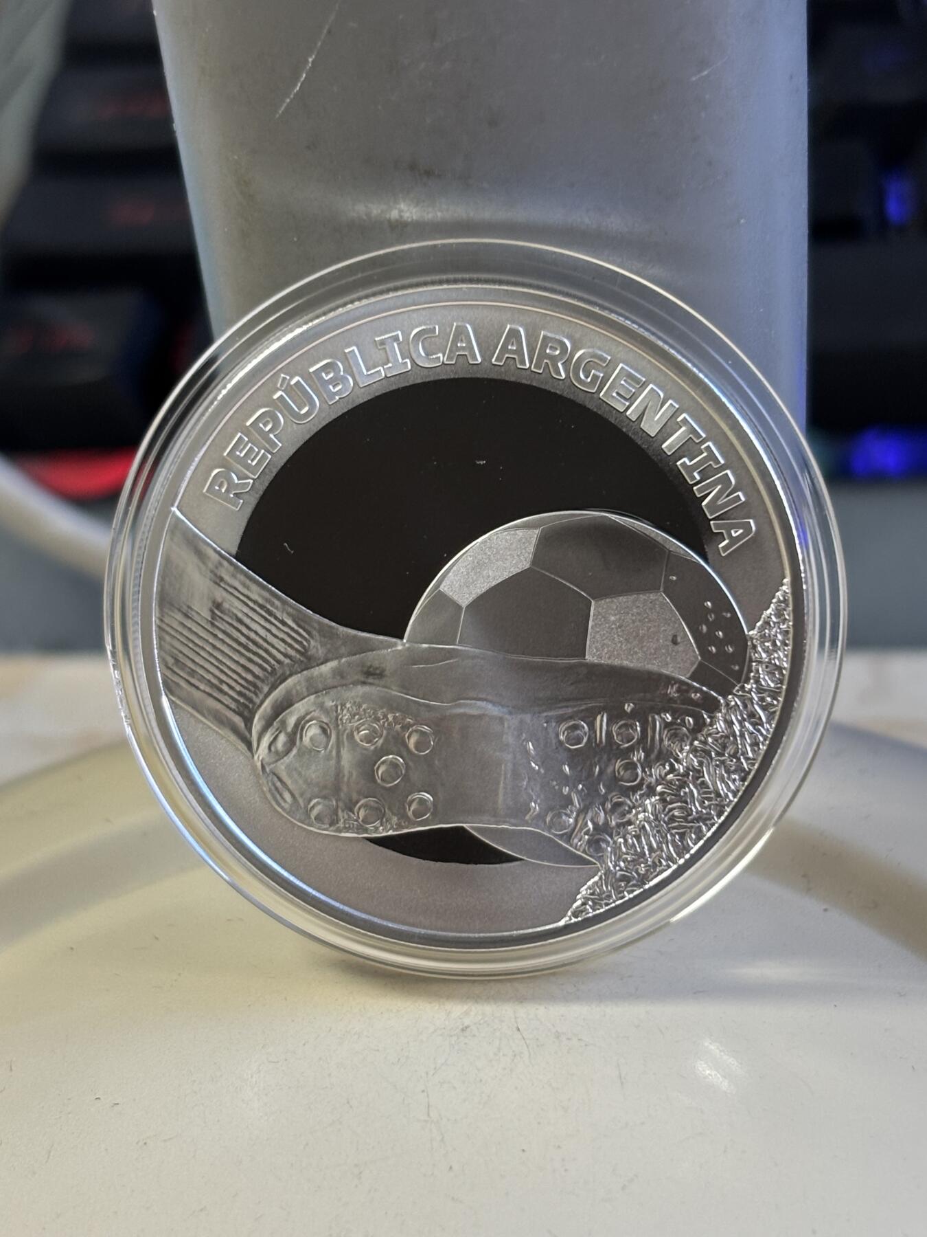 第181期拍卖 阿根廷2021年卡塔尔2022足球世界杯精制纪念银币,925银，27克，发行2500枚，有2点小丝