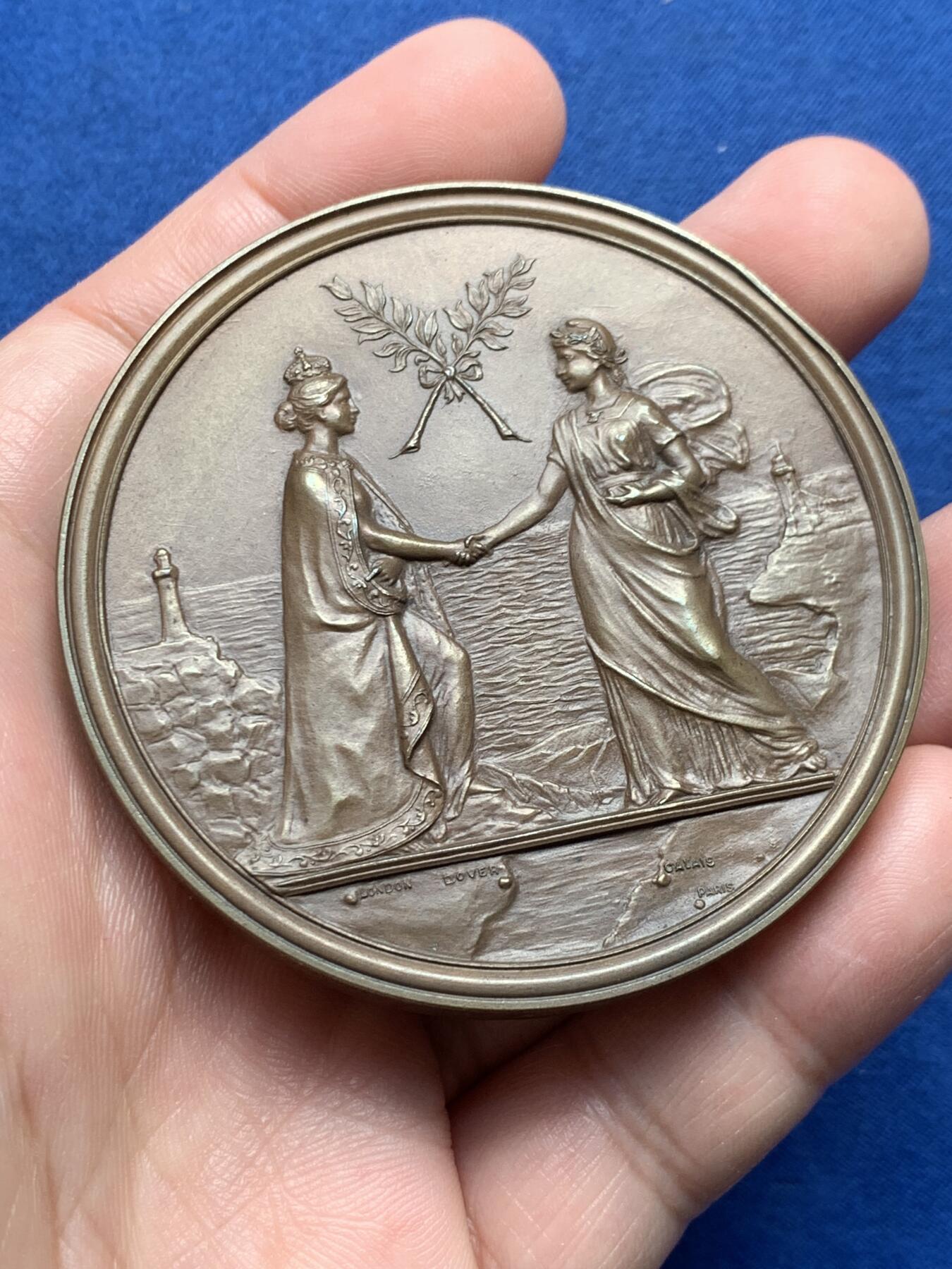 《竞宝斋》第436场 周日，周一2场连拍 （全场包邮） 1903年法国总统埃米尔•卢贝访问英国纪念，139.1克，63.2mm，铜标边铭，原盒有破损